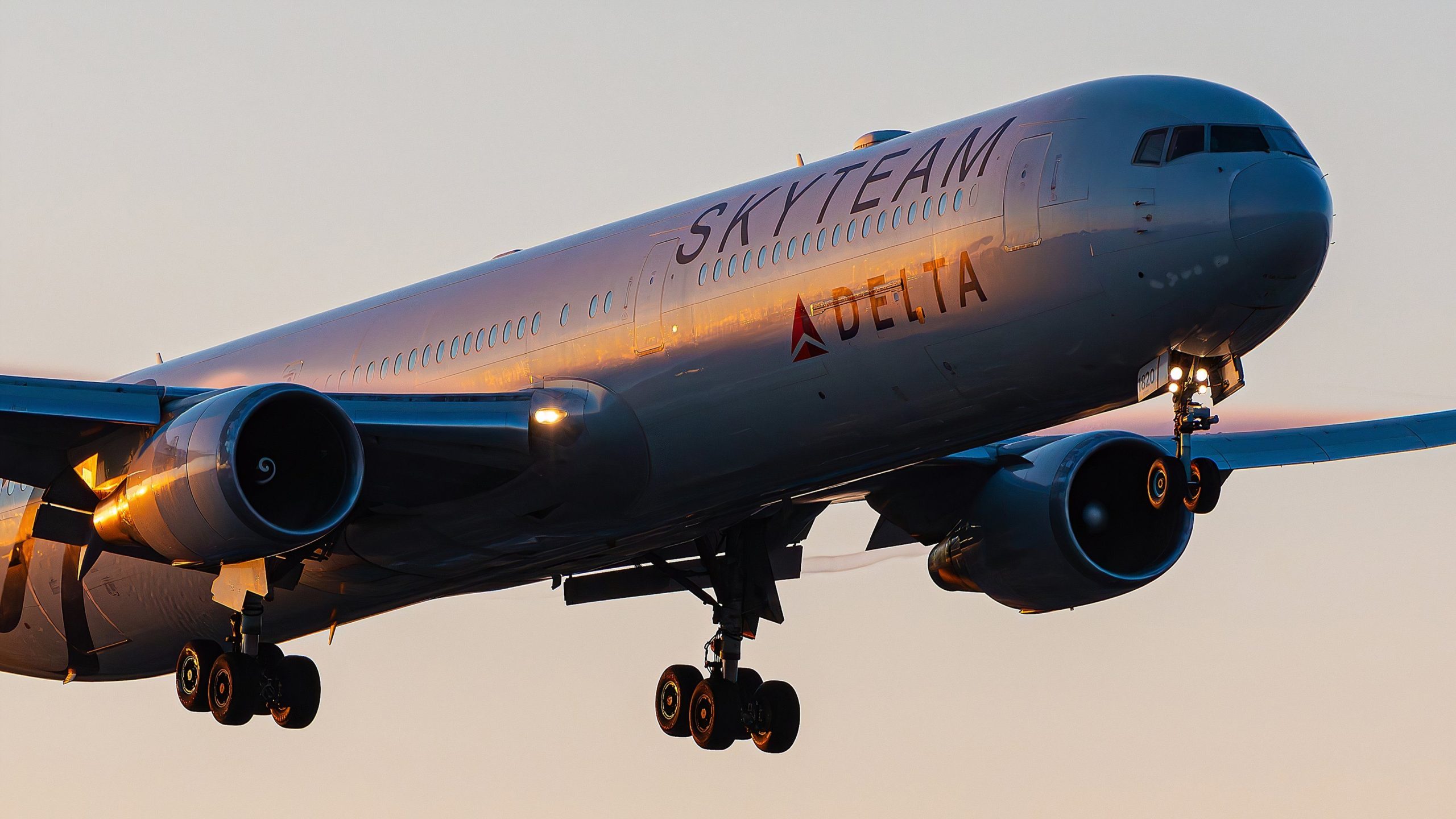 デルタのスカイチームは、現在、世界最南端と最北端の空港の両方にサービスを提供する唯一の航空会社の同盟です