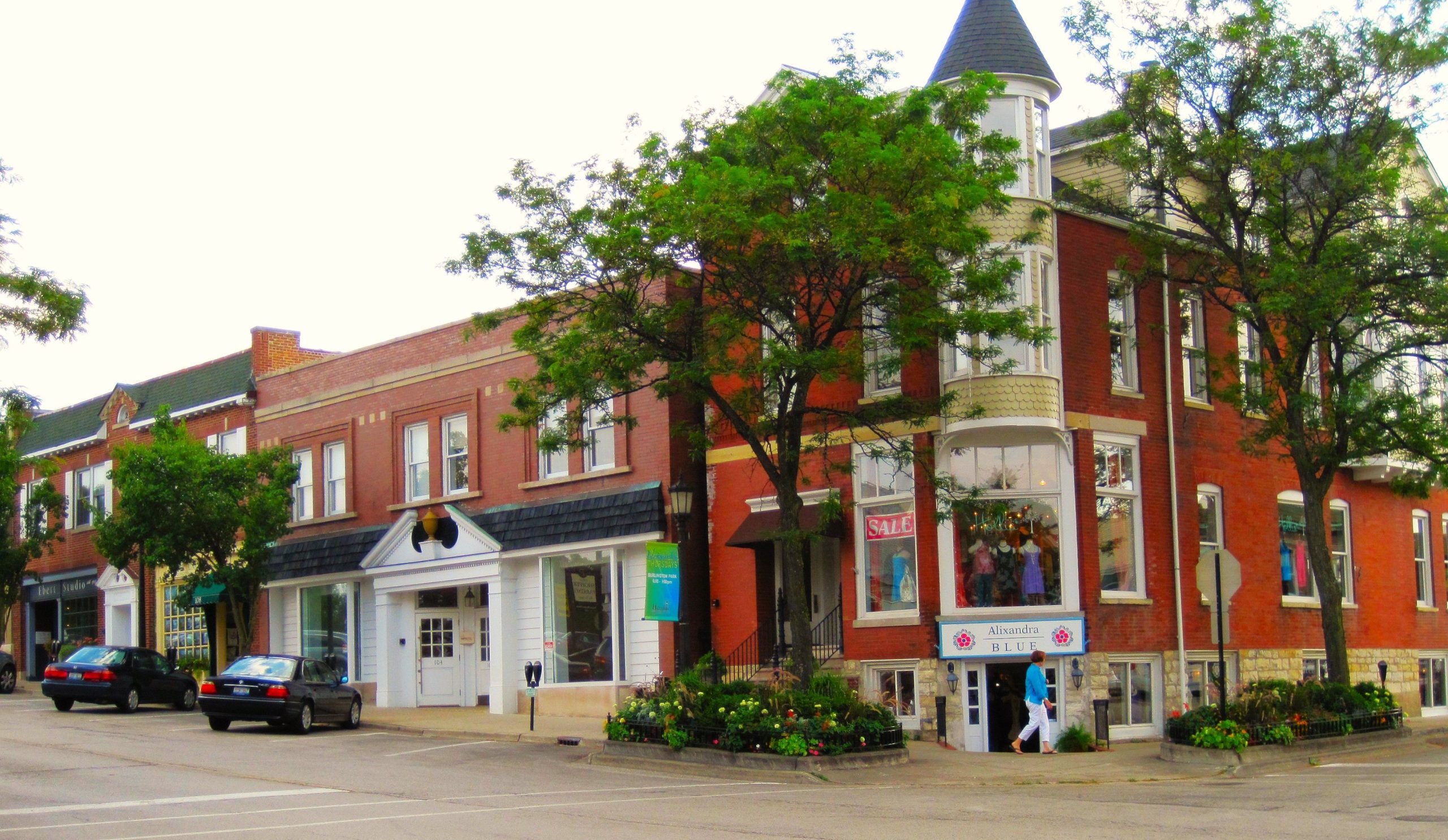 シカゴの玄関口にあるこの排他的な村は、イリノイ州の「ビバリーヒルズ」です