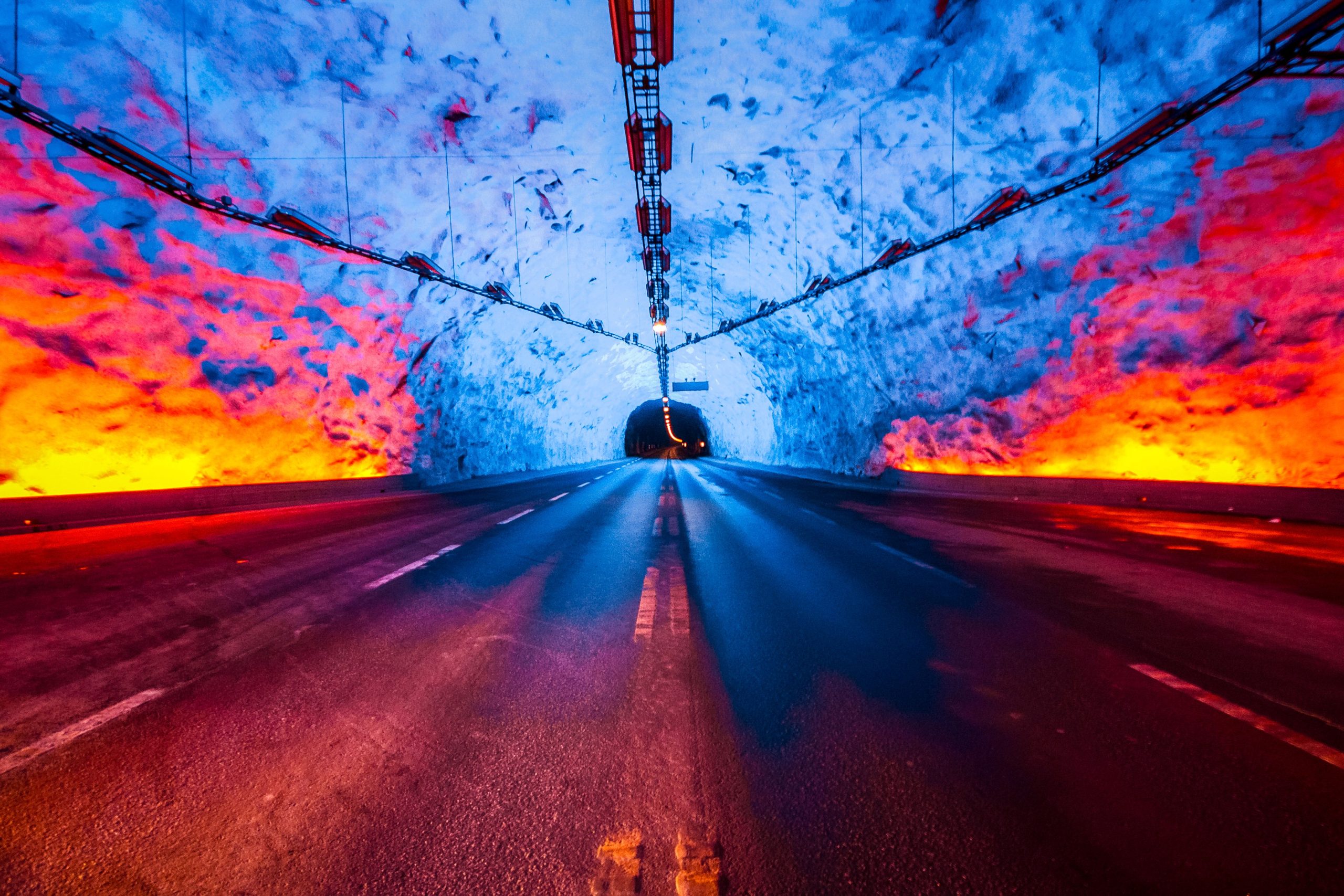 世界で最も長い道路トンネルは遠隔地にあり、今日では最小限にのみ使用されています