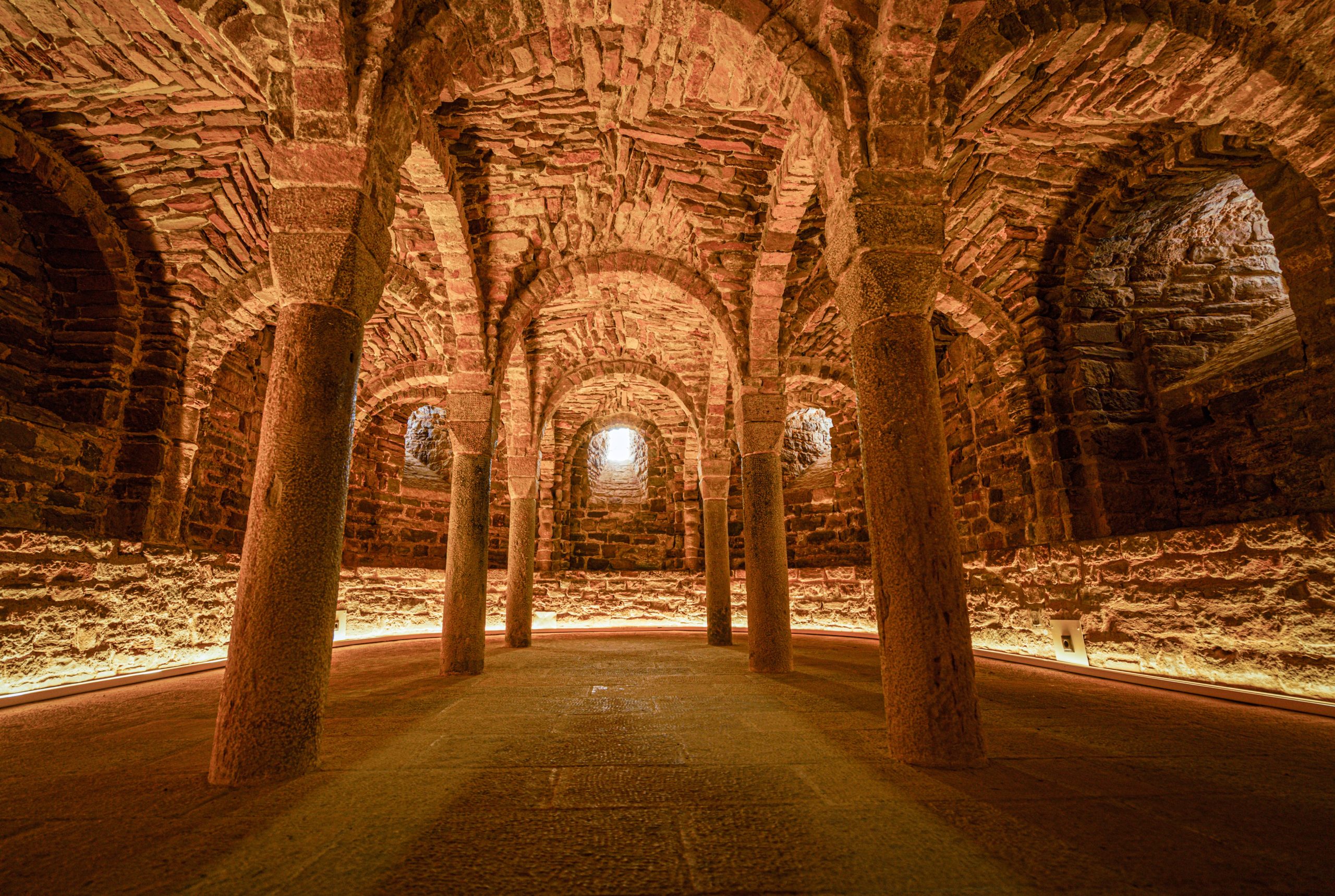 古代の教会の下にある地下世界への入り口