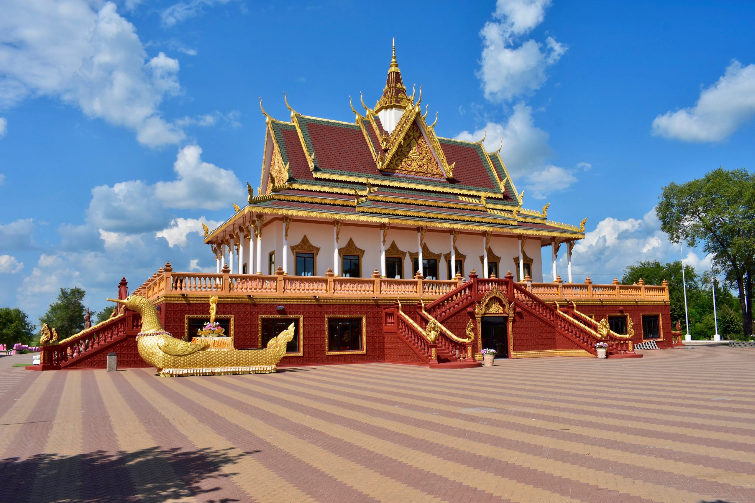 この中西部の町には、東南アジアから空輸されているように見える見事なカンボジアの寺院があります