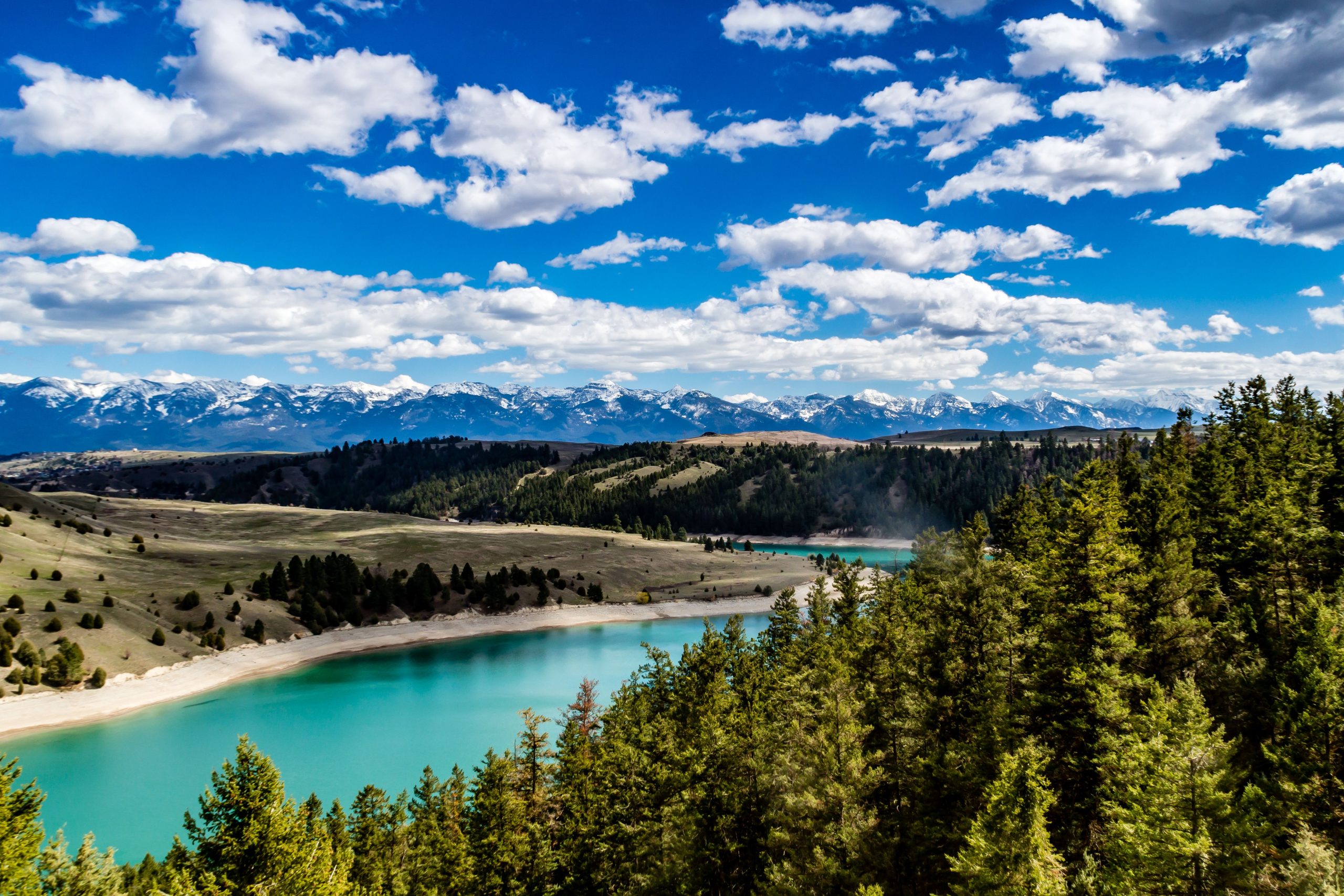この高度に過小評価されているモンタナマウンテンタウンは、ロッキーズの最も風光明媚な湖の斑点の1つです