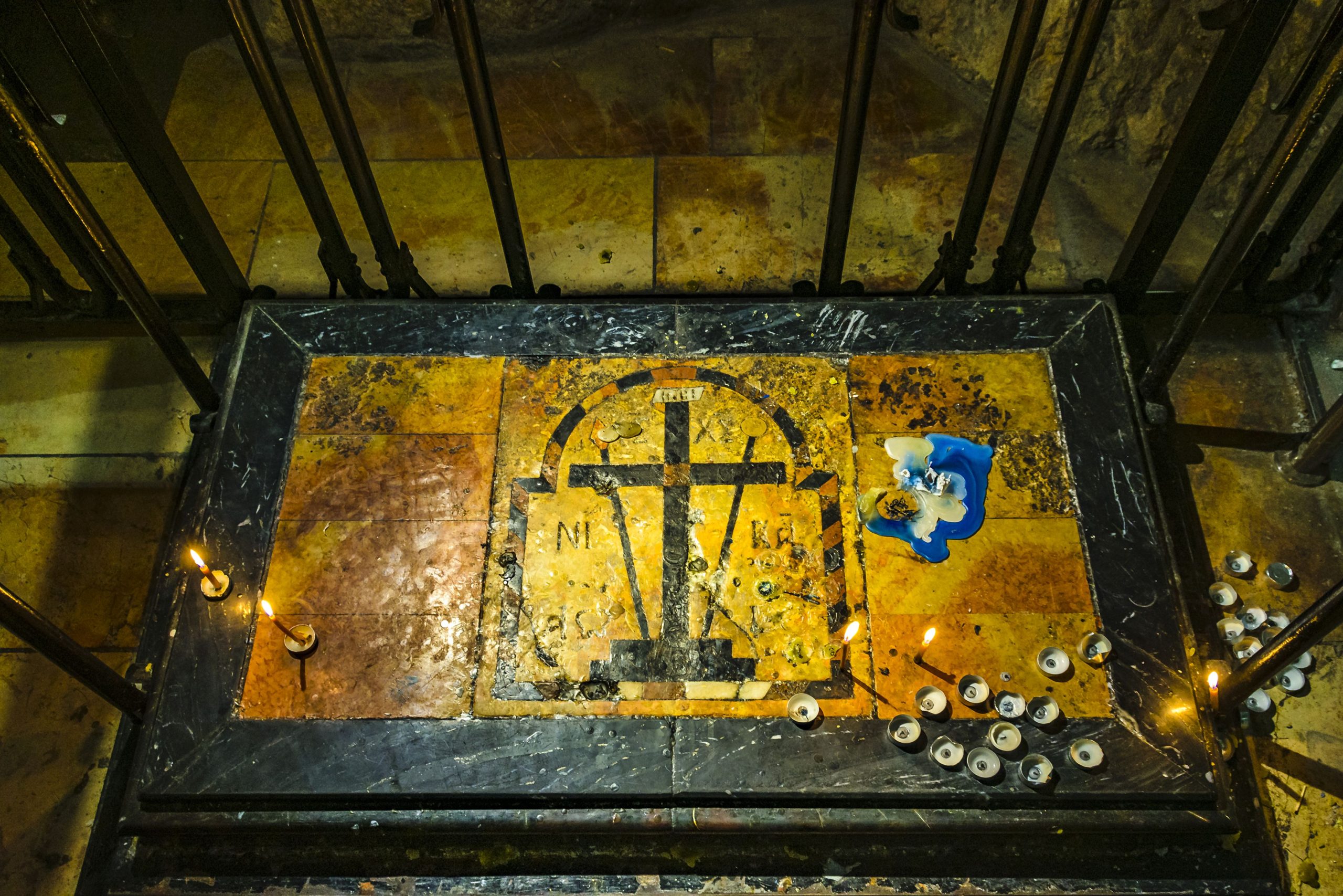 最大の聖書の謎の1つは、イエスが埋葬されている場所です（そして、専門家はまだそれについて議論しています）