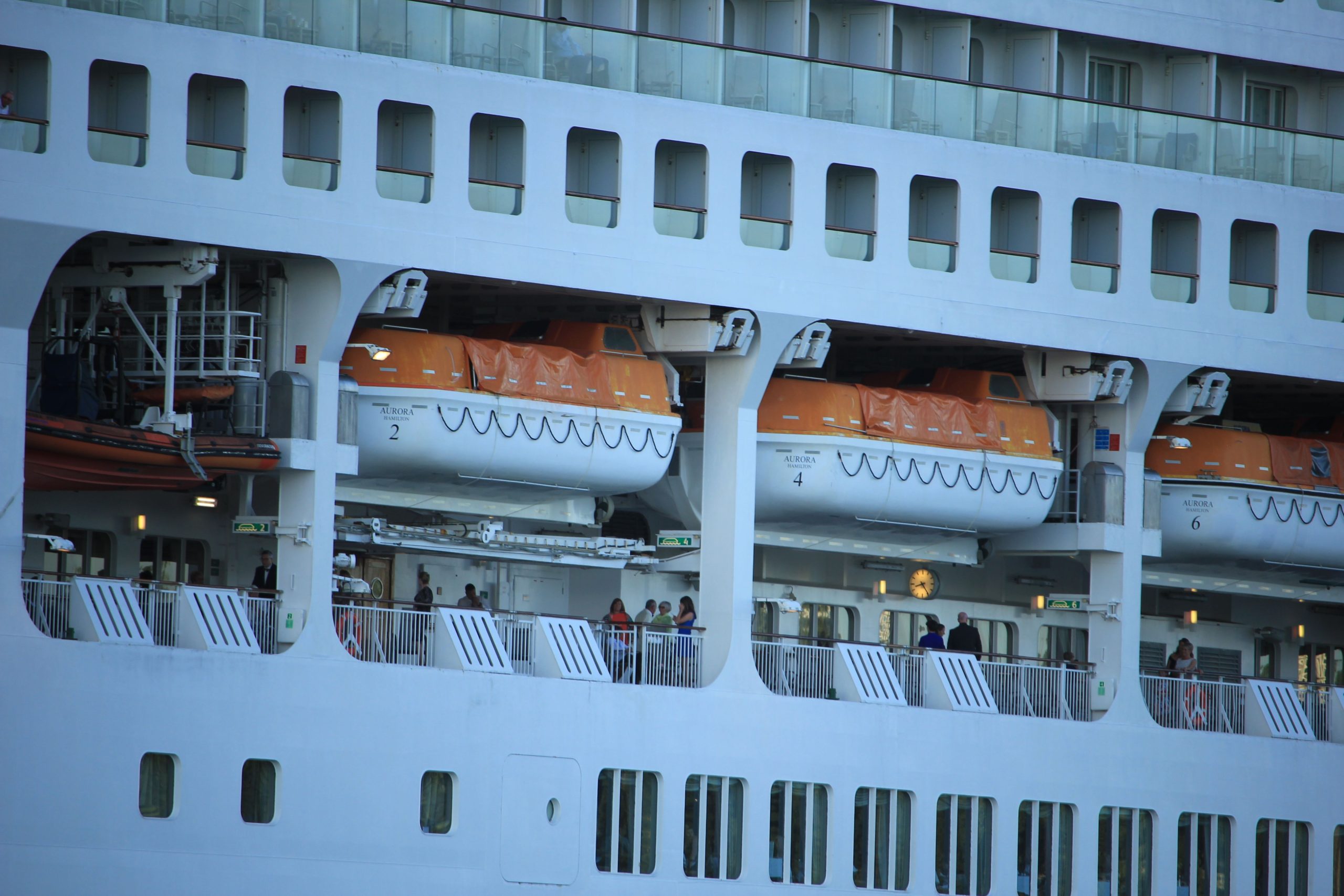 P＆Oクルーズの乗組員は、スノーコーンワードローブの失態をめぐって「非常に謝罪」しています