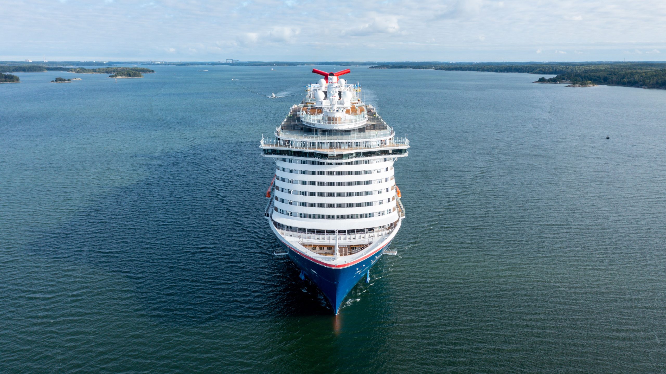 カーニバルクルーズの乗客は、正式なファッションの議論に熱心になります