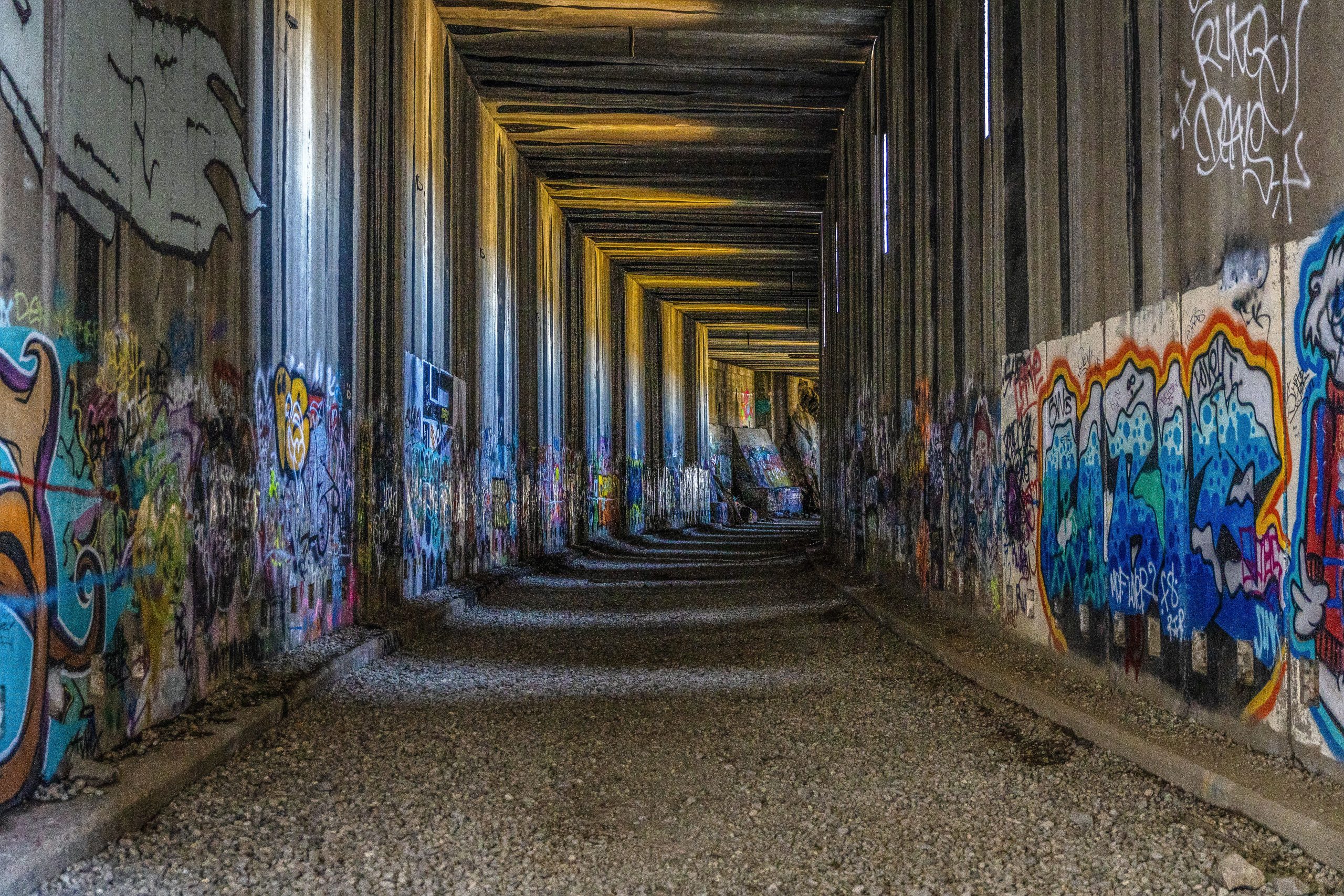 タホ湖の近くのカリフォルニアの秘密の放棄されたトンネルはあなたがハイキングできるクールな驚きを隠します