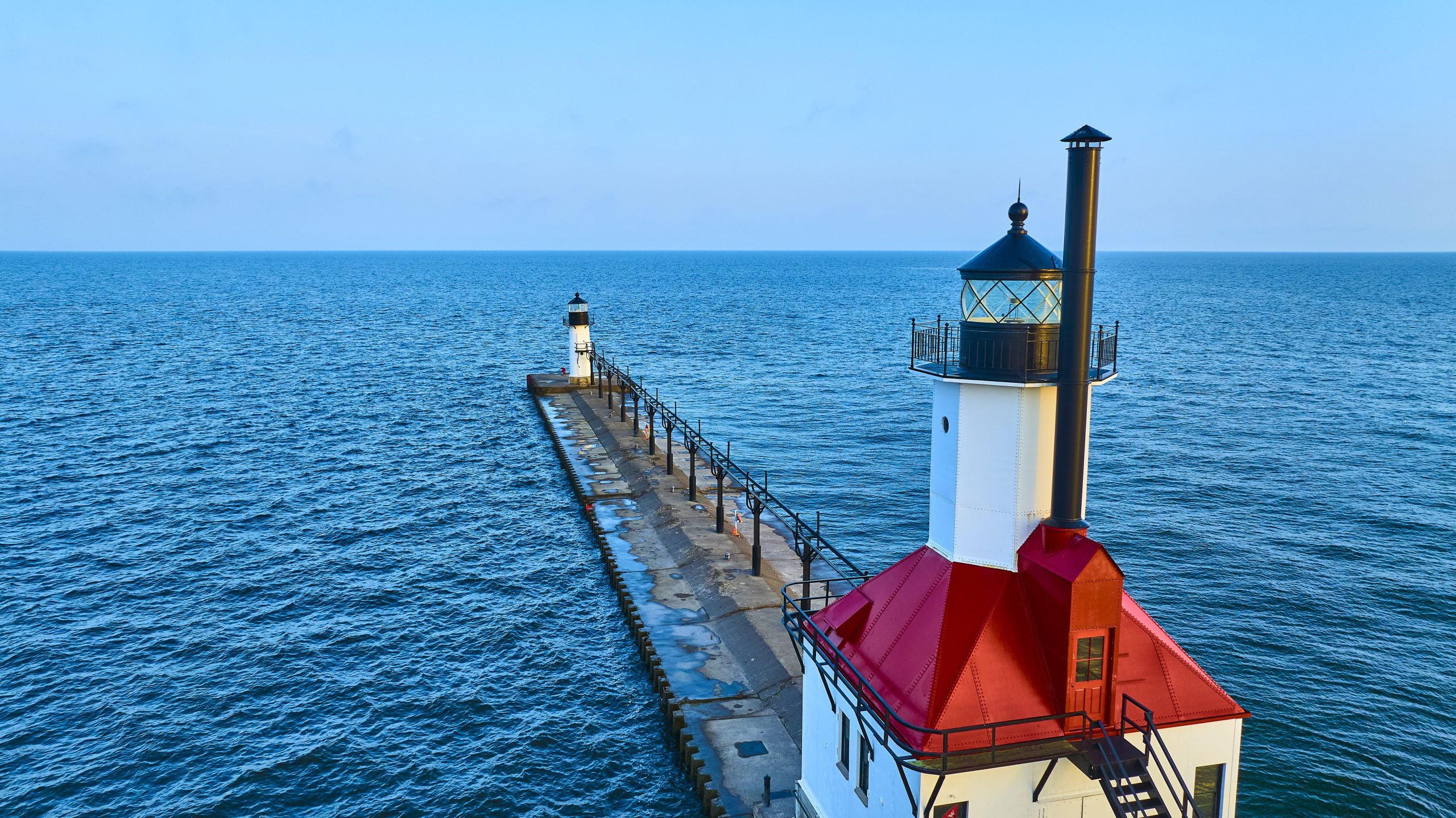 ダイバーはミシガン湖の隠れた穴を発見します