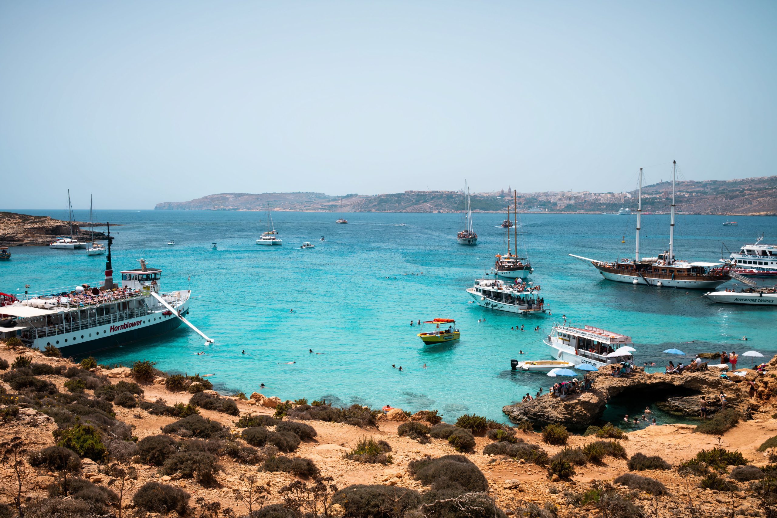 ヨーロッパで最も平和な島の1つとして怒っている地元の人々は、1日10,000人の観光客によってオーバーランします