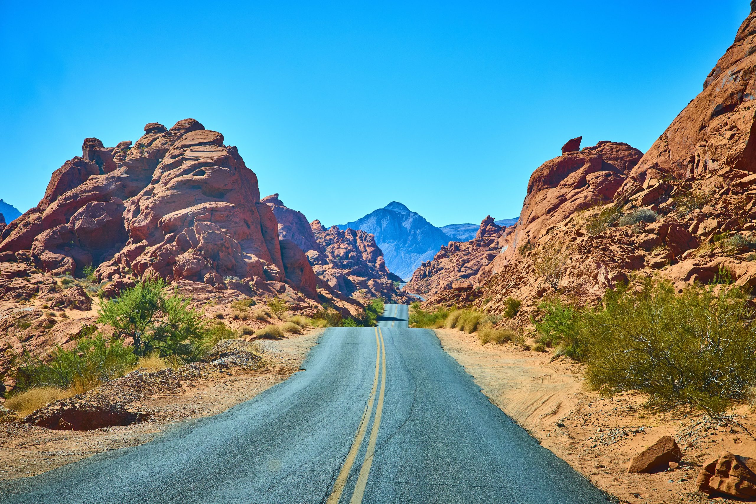 このかろうじて知られているネバダ砂漠の町は、国立公園のような冒険と景色を提供しています