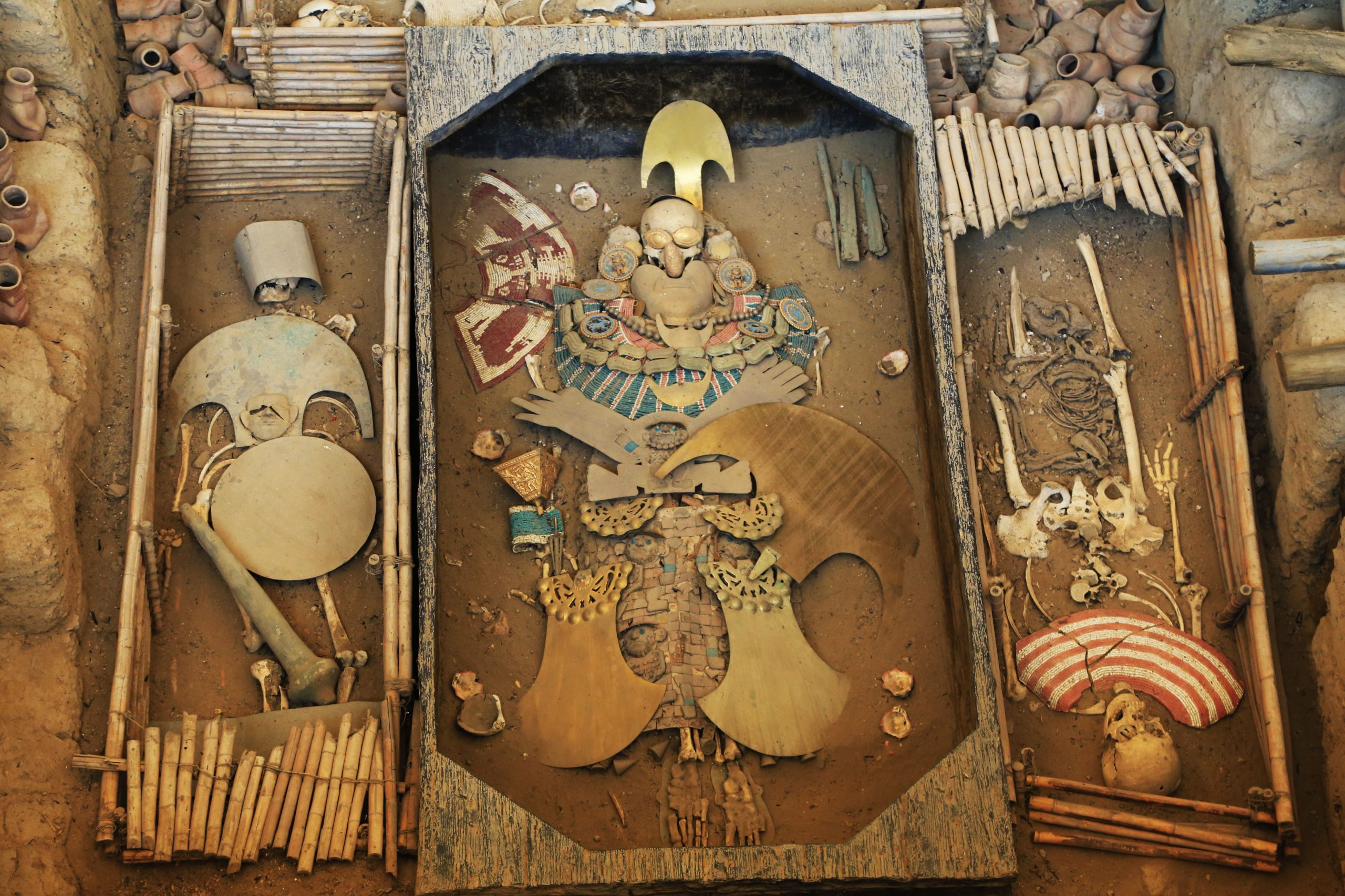 息子が1、500年のペルーの墓で父の隣に絞め殺されたとき、研究は前例のない犠牲を明らかにします