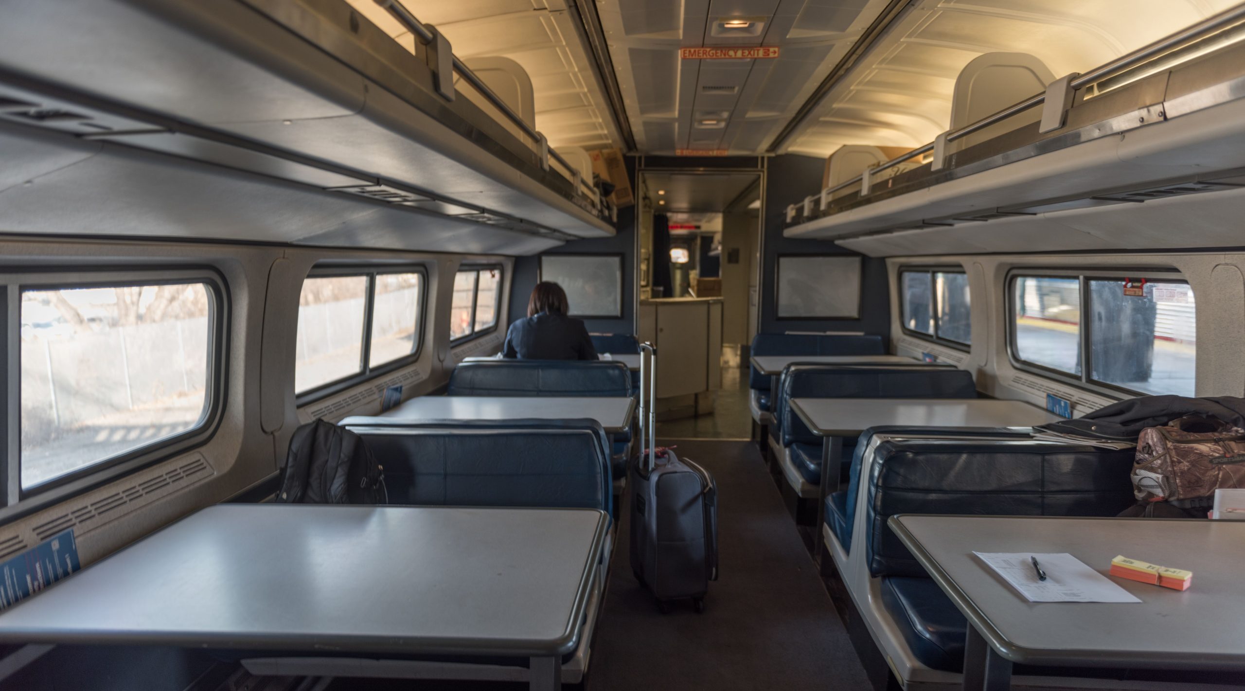 アムトラックエンドは、酸っぱいメモで人気のある米国空港を扱っています