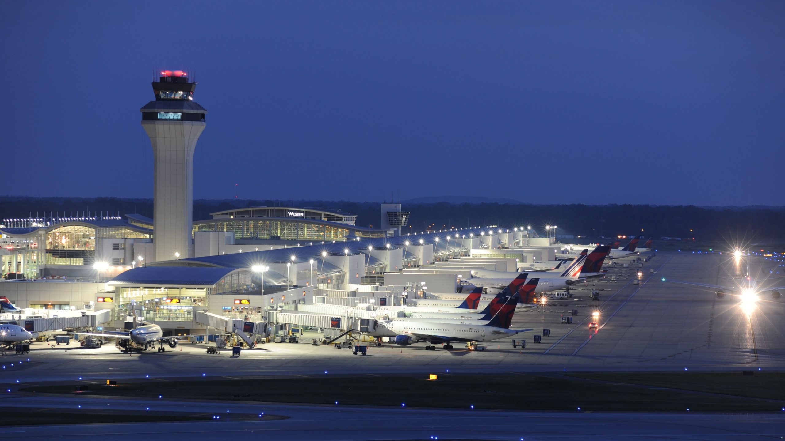 デトロイトメトロ空港は、ポイント、キャッシュバック、航空会社のマイルを獲得するためのロイヤルティプログラムを開始します