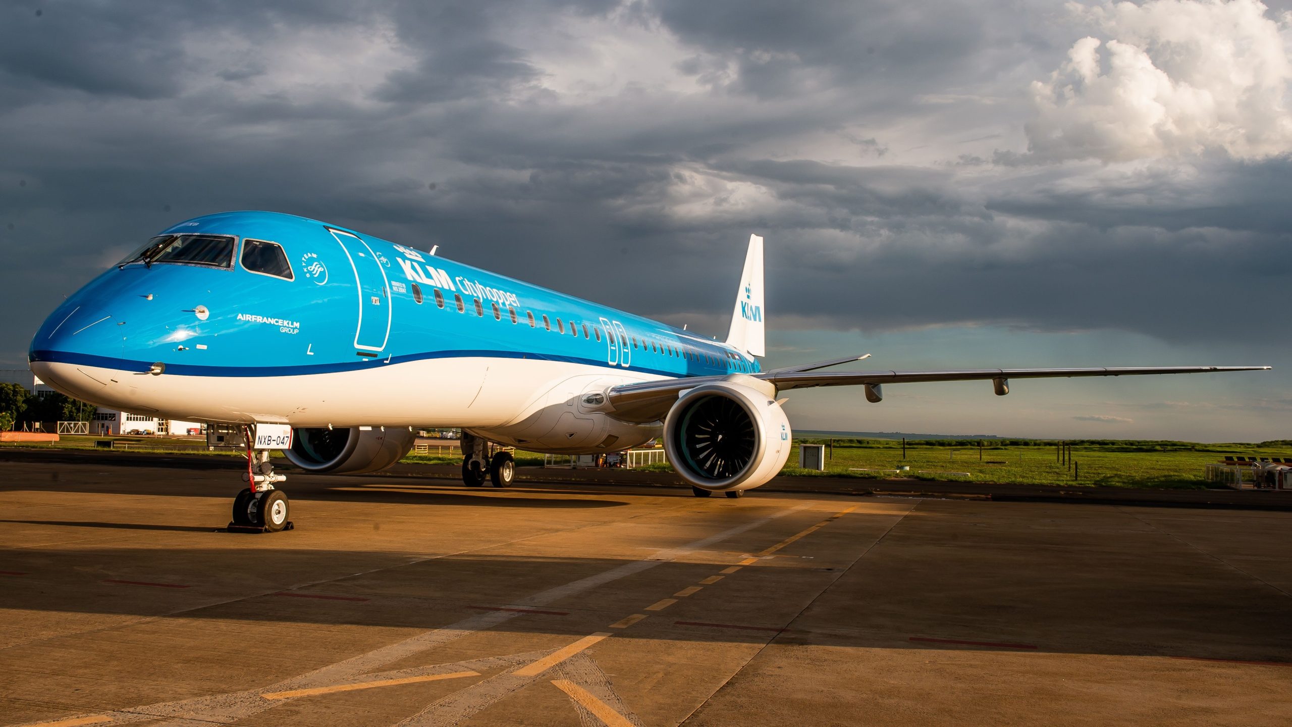 KLM PARKS CITYHOPPER EMBRAER E195-E2S Twente AirportでPratt＆Whitneyエンジンの問題に対処する