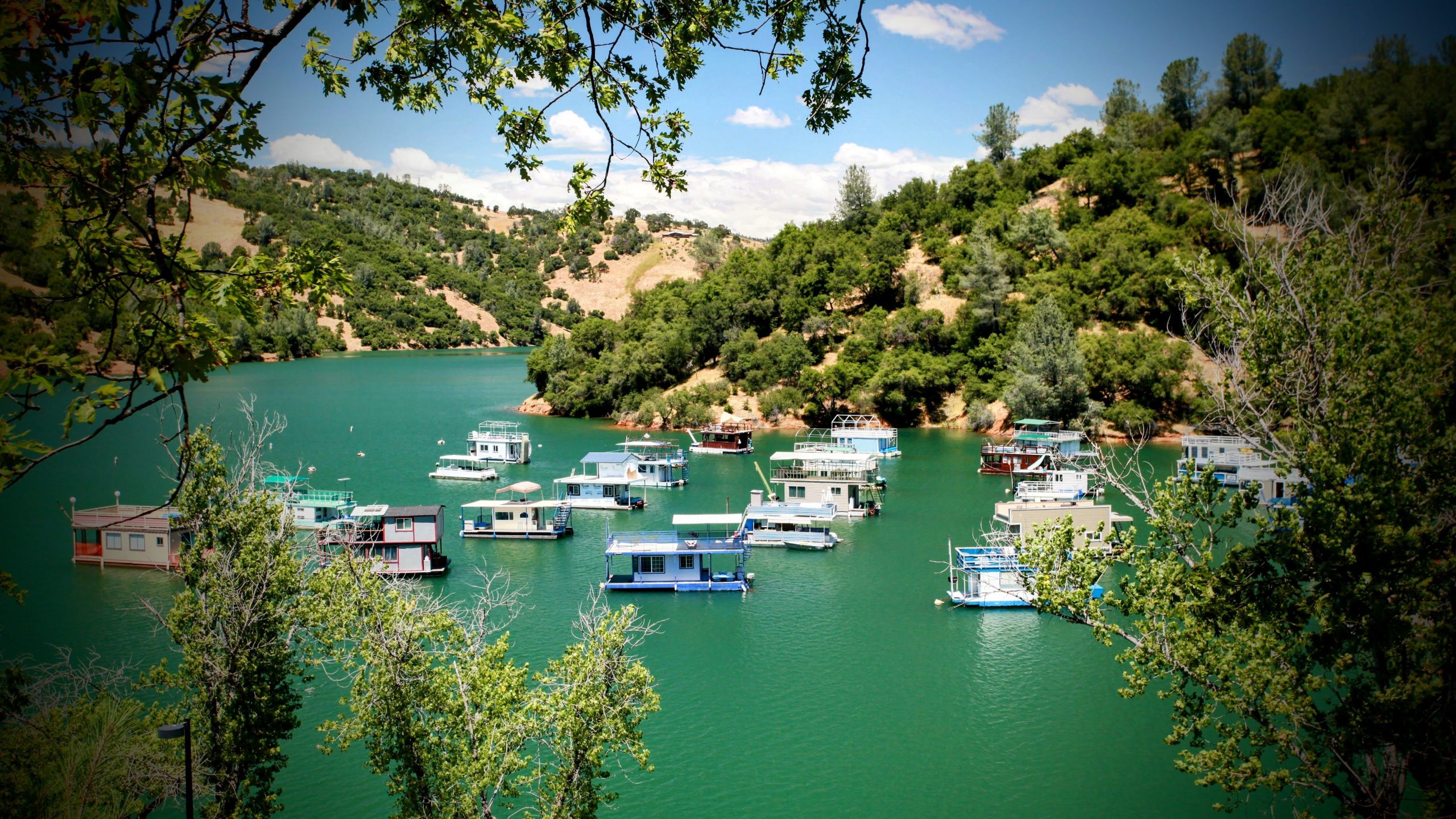 この秘密のシエラネバダ湖は、エメラルドウォーターズ、ハウスボートレンタル、キャンプを備えたミニ湖タホのようなものです