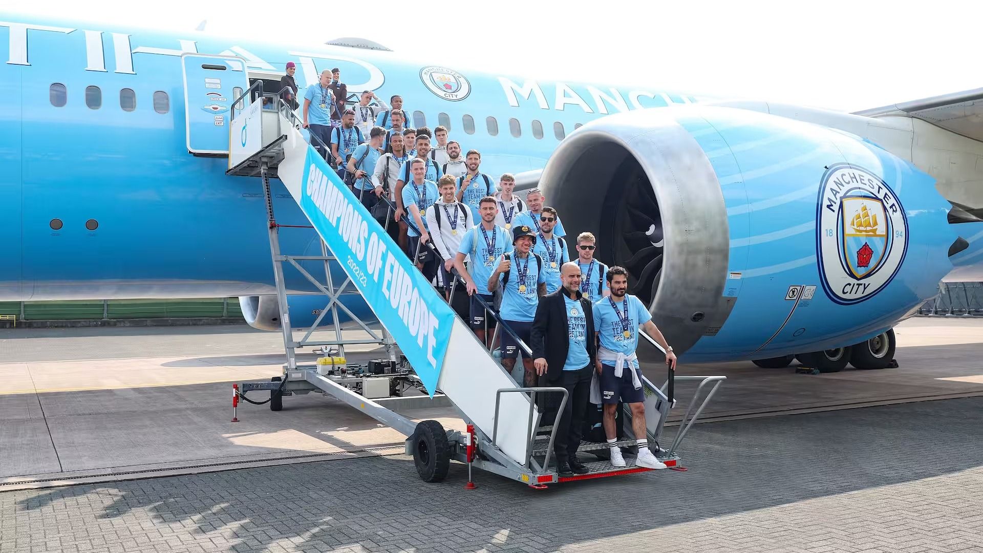 活動家は、サッカーのUEFAに航空会社のスポンサーシップを捨てることを求めています