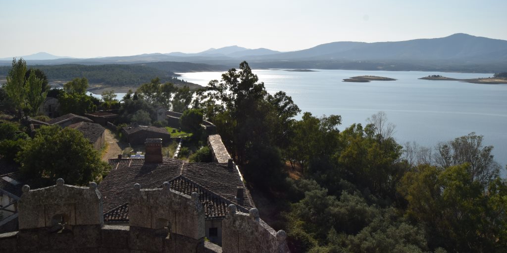 スペインのエルモアドゥラでの歴史的な散歩と壮大なハイキング