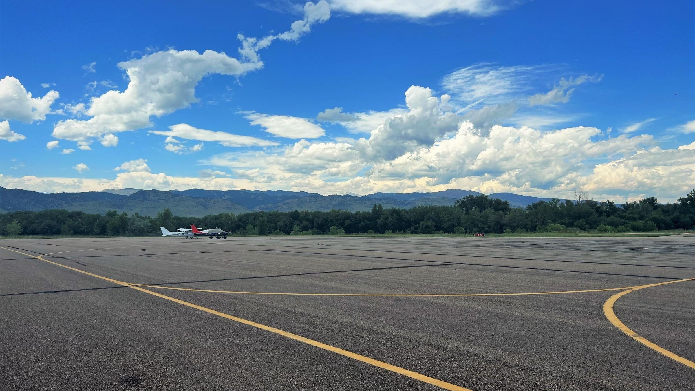 ボルダーは、地方自治体空港の閉鎖の可能性についてFAAを訴えます