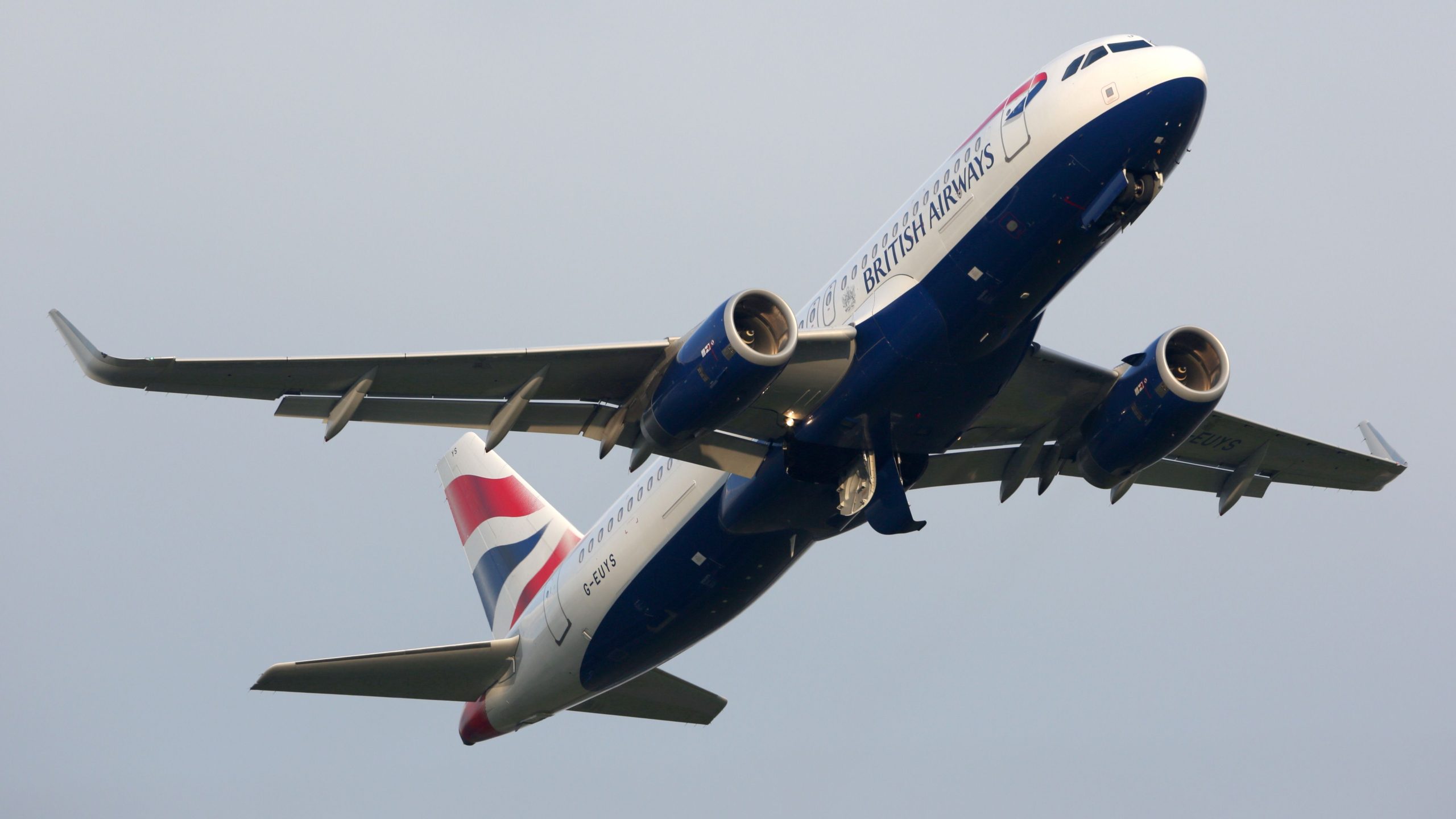 ブリティッシュエアウェイズエアバスA320は、コックピットの煙に続いてナンテスに迂回します