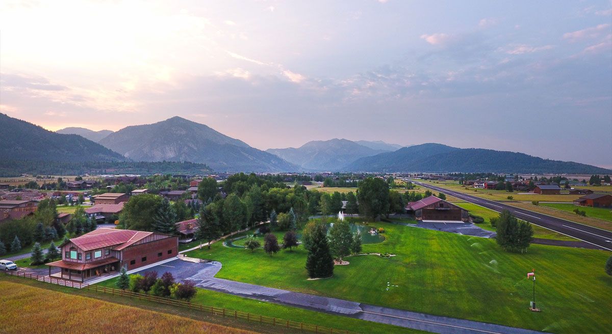 クール：プライベート飛行機の着陸ストリップを備えたトップ5の見事な家