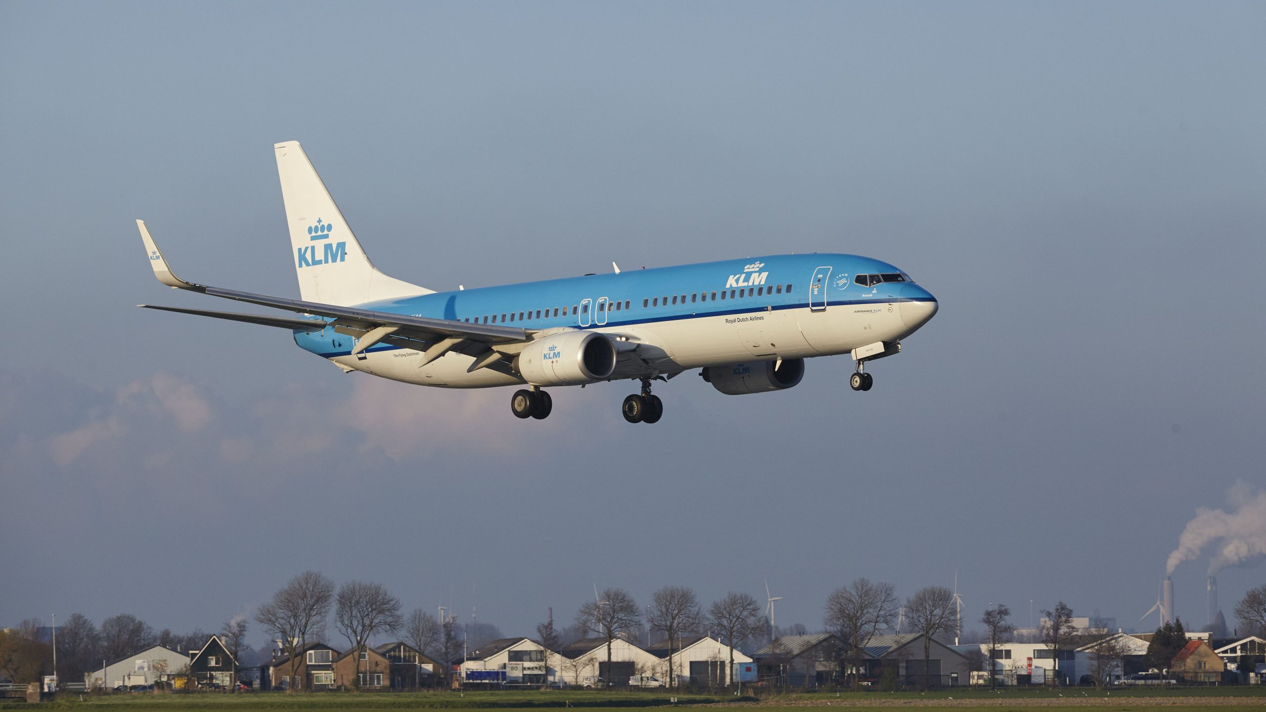 KLM Boeing 737-800は、Snowy Gothenburg Taxiwayからスライドします
