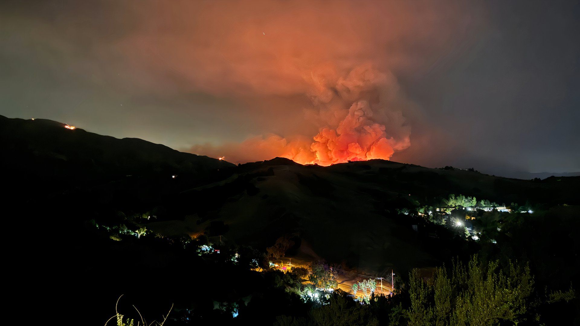 トラブコキャニオン空港の火災は8,500エーカーに達すると負傷しました