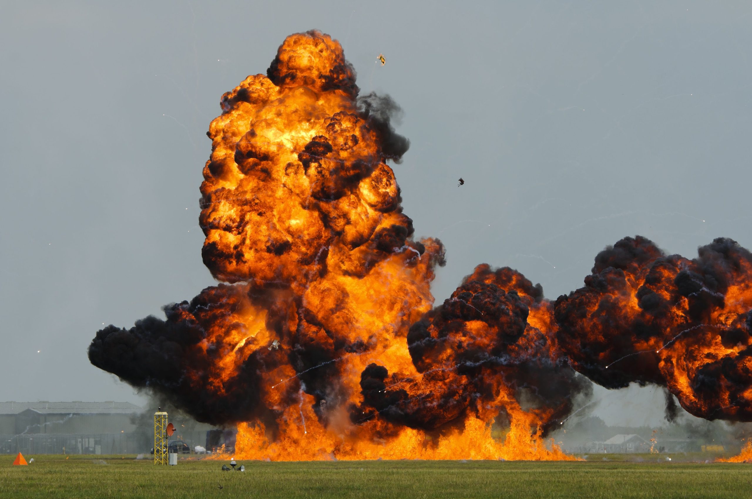 南アフリカのエアショーは、最終操作中に「高度に熟練した」パイロットがウォーバード航空機をクラッシュさせた後、悲劇的に変わります