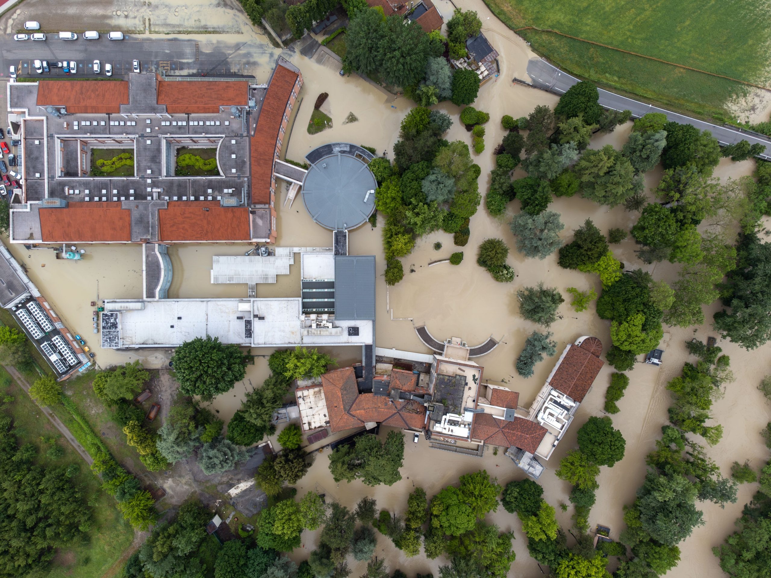 悪天候が金曜日に移動したため、イタリアの一部全体で大規模な洪水が発生し、週末まで続きます