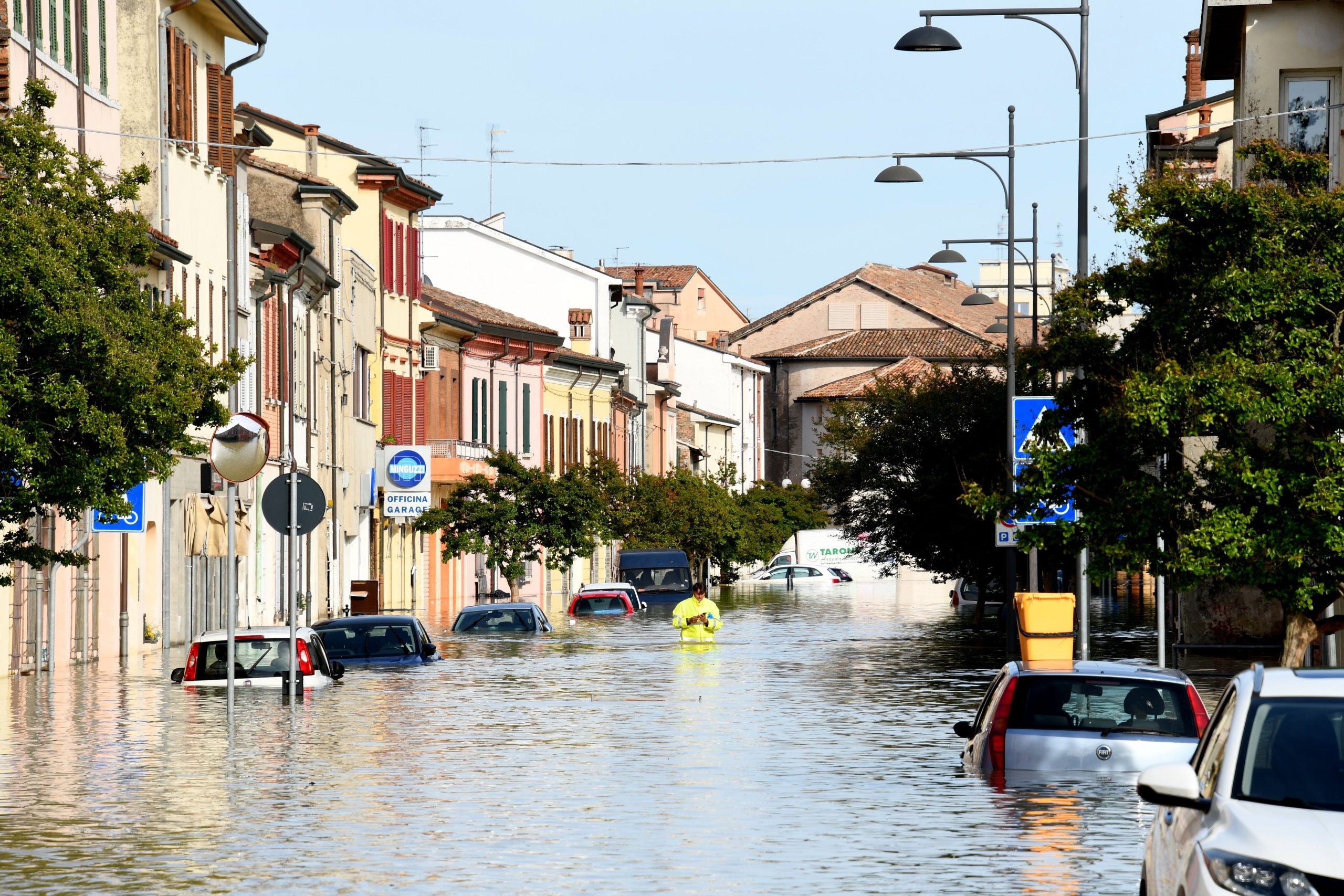 女性は、シチリアのカタニアの熱帯低気圧洪水者に吹き飛ばされた男性を勇気を持って救助する彼女自身の人生を危険にさらします