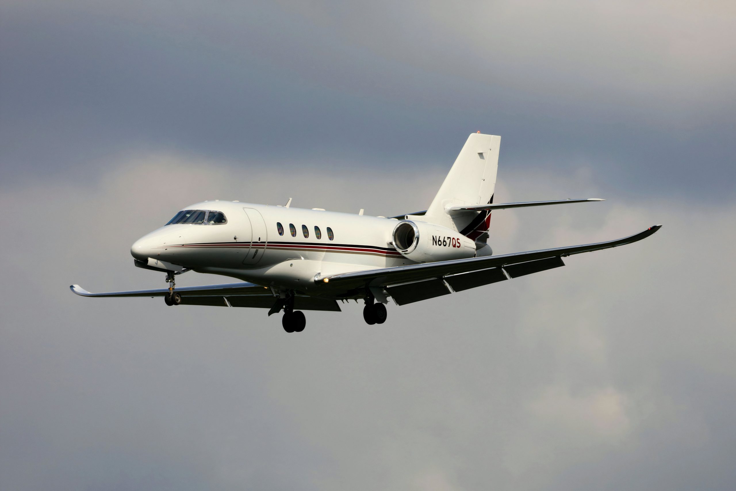 ミッドサイズジェットの戦い：セスナの引用緯度とembraer praetor 500の比較