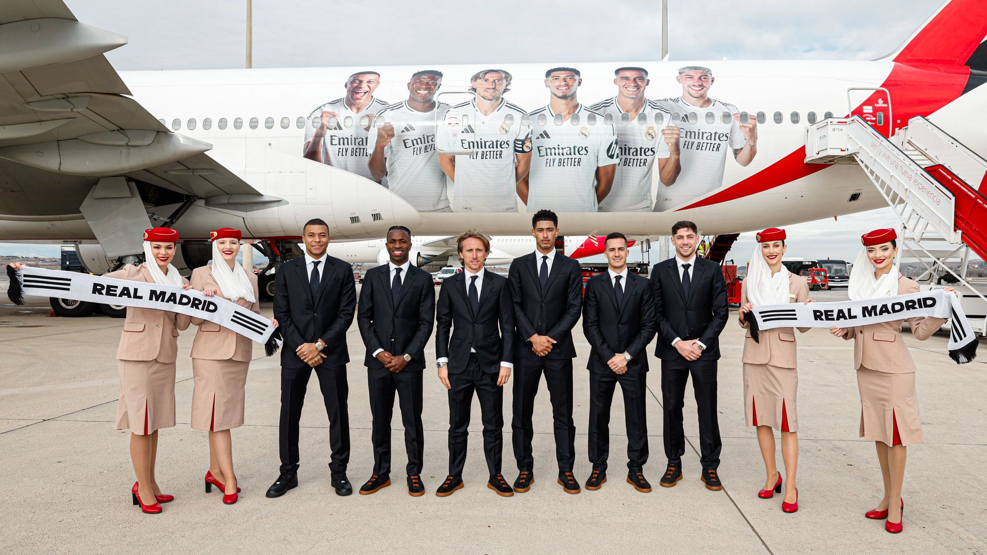 エミレーツは、スペインのスーパーカップに向かうボーイング777で新しいレアルマドリードCFデカールを明らかにします