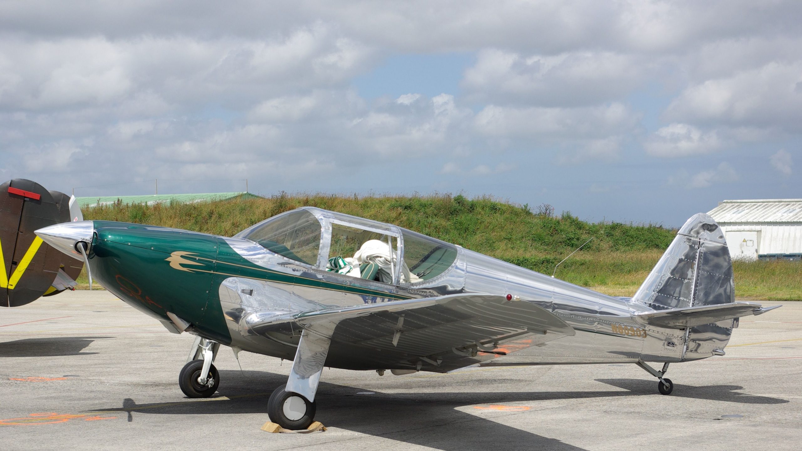 ミネソタ州の住宅地でのグローブGC-1Bクラッシュ後の2人の死亡者