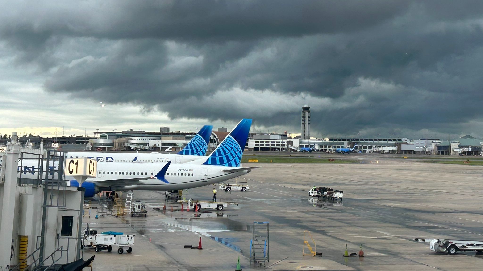 航空会社はハリケーンフランシーヌのためにニューオーリンズ空港でのすべてのフライトをキャンセルします