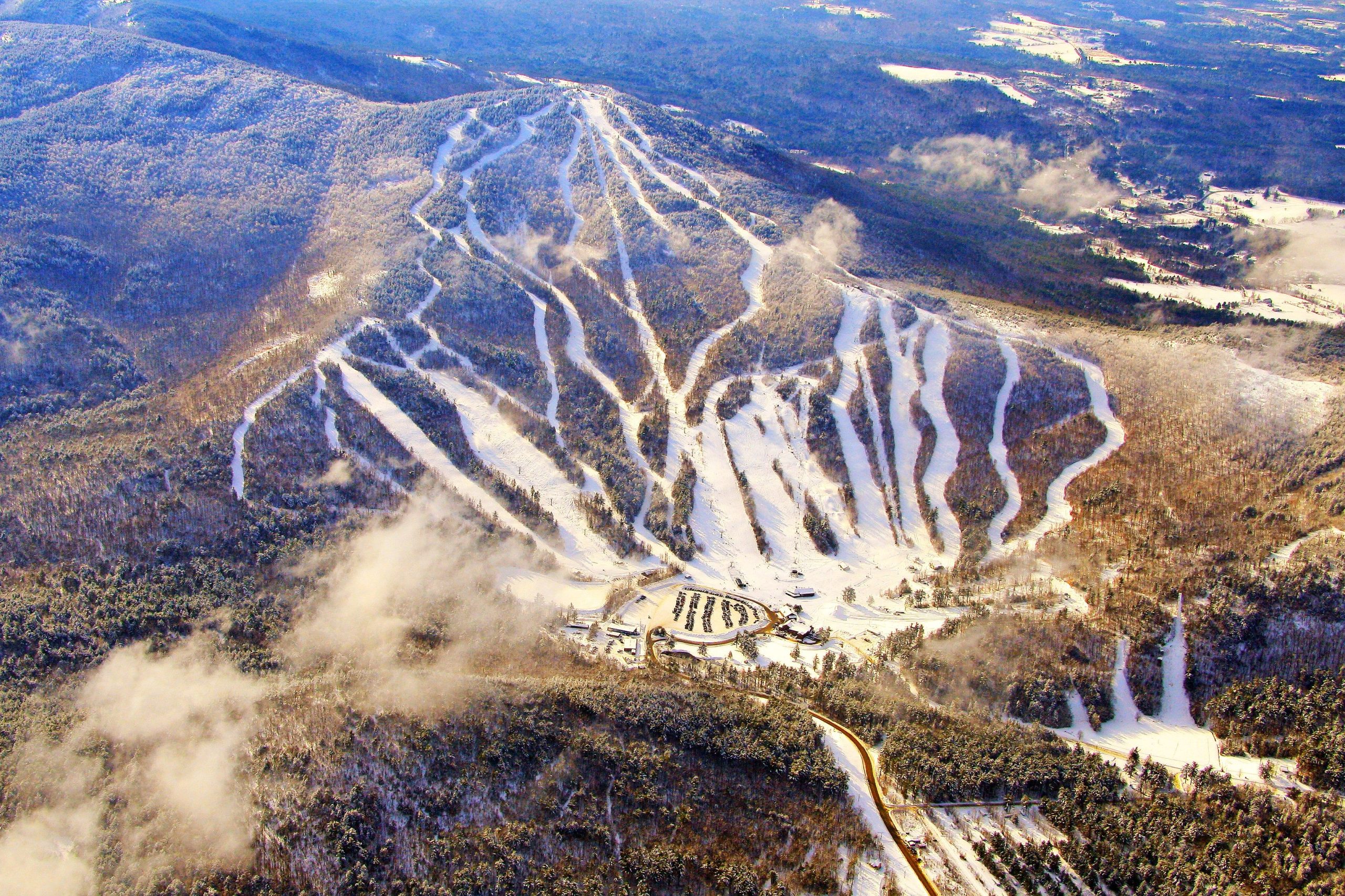 この驚くべき州の州のタホ湖のようなスキーリゾートタウンの東海岸のカリフォルニアを貿易