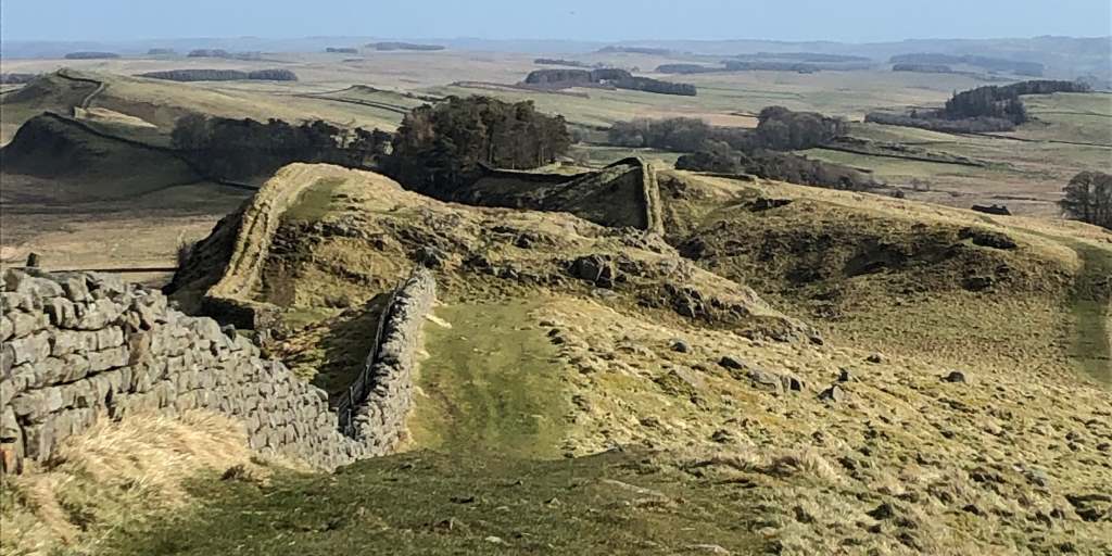 冬の間にハドリアヌスの壁をハイキングします