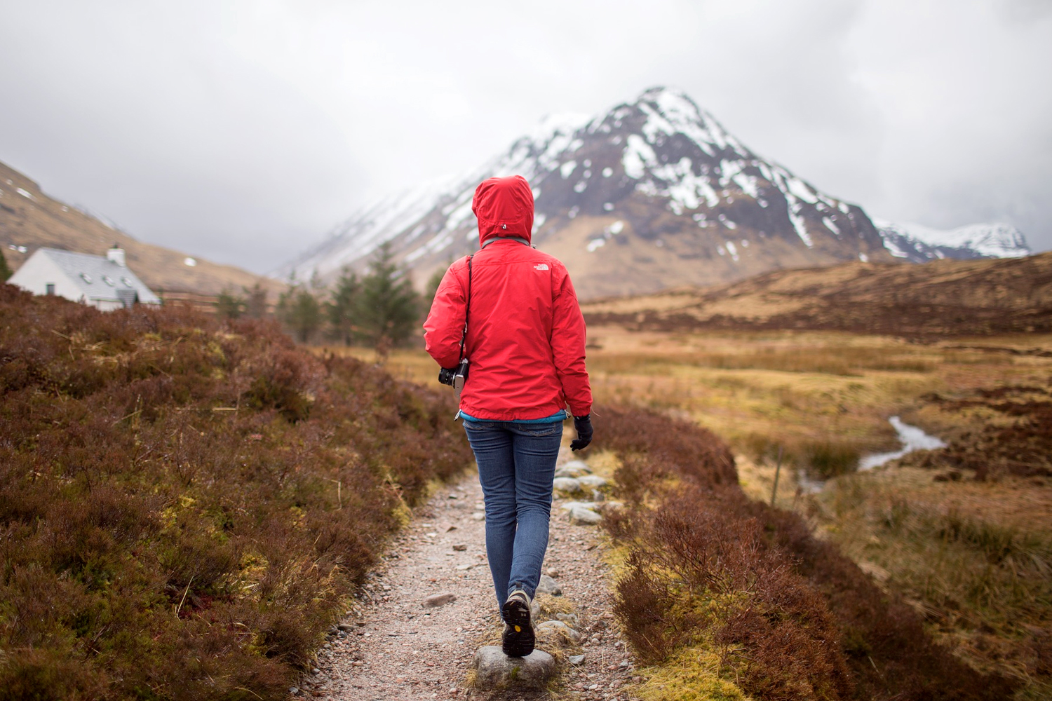 女性と男性のための10の最高の旅行パンツ
