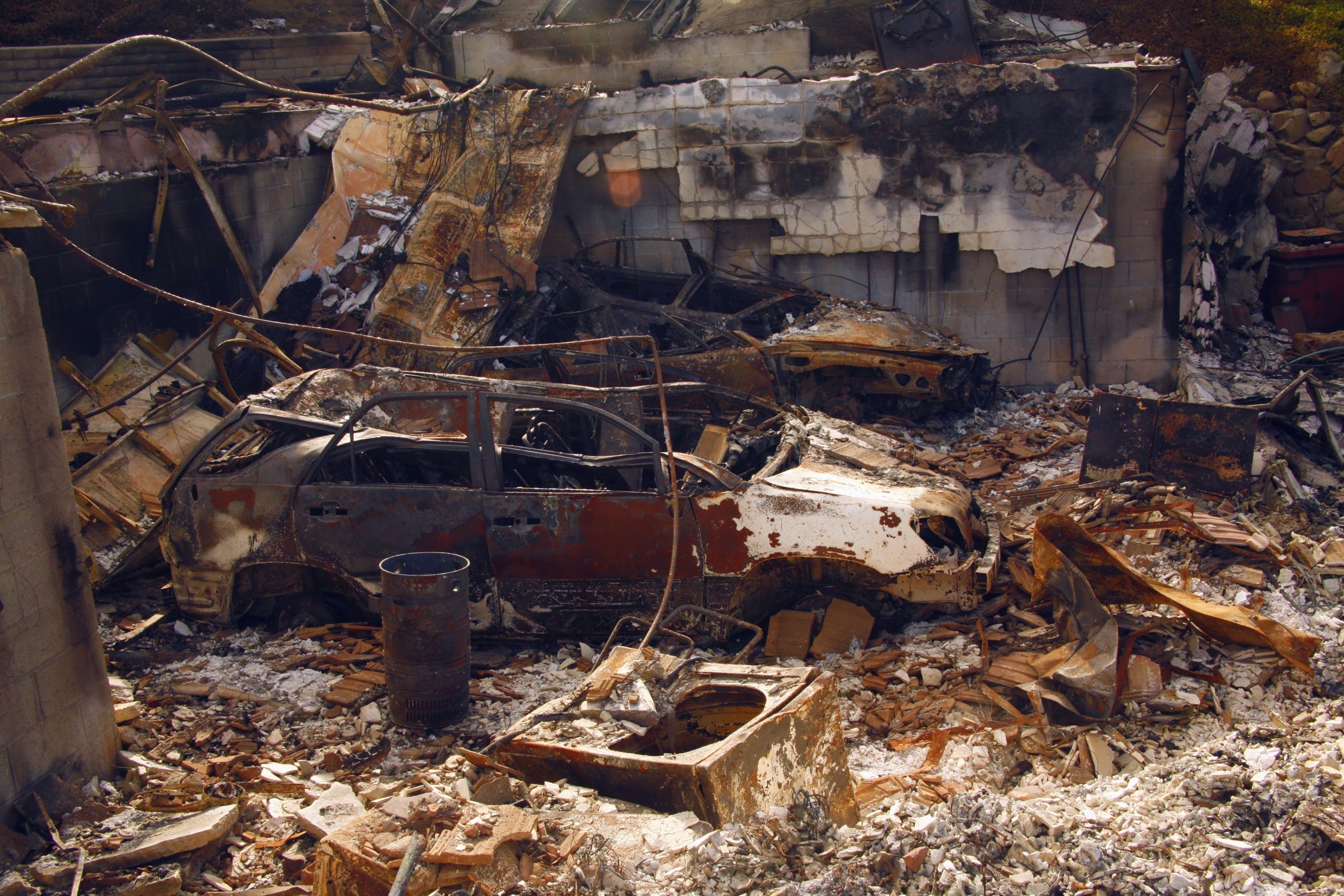 火災の前例のない破壊の範囲が明らかになると、世紀前の太平洋のぶどうみは瓦bleと灰になりました