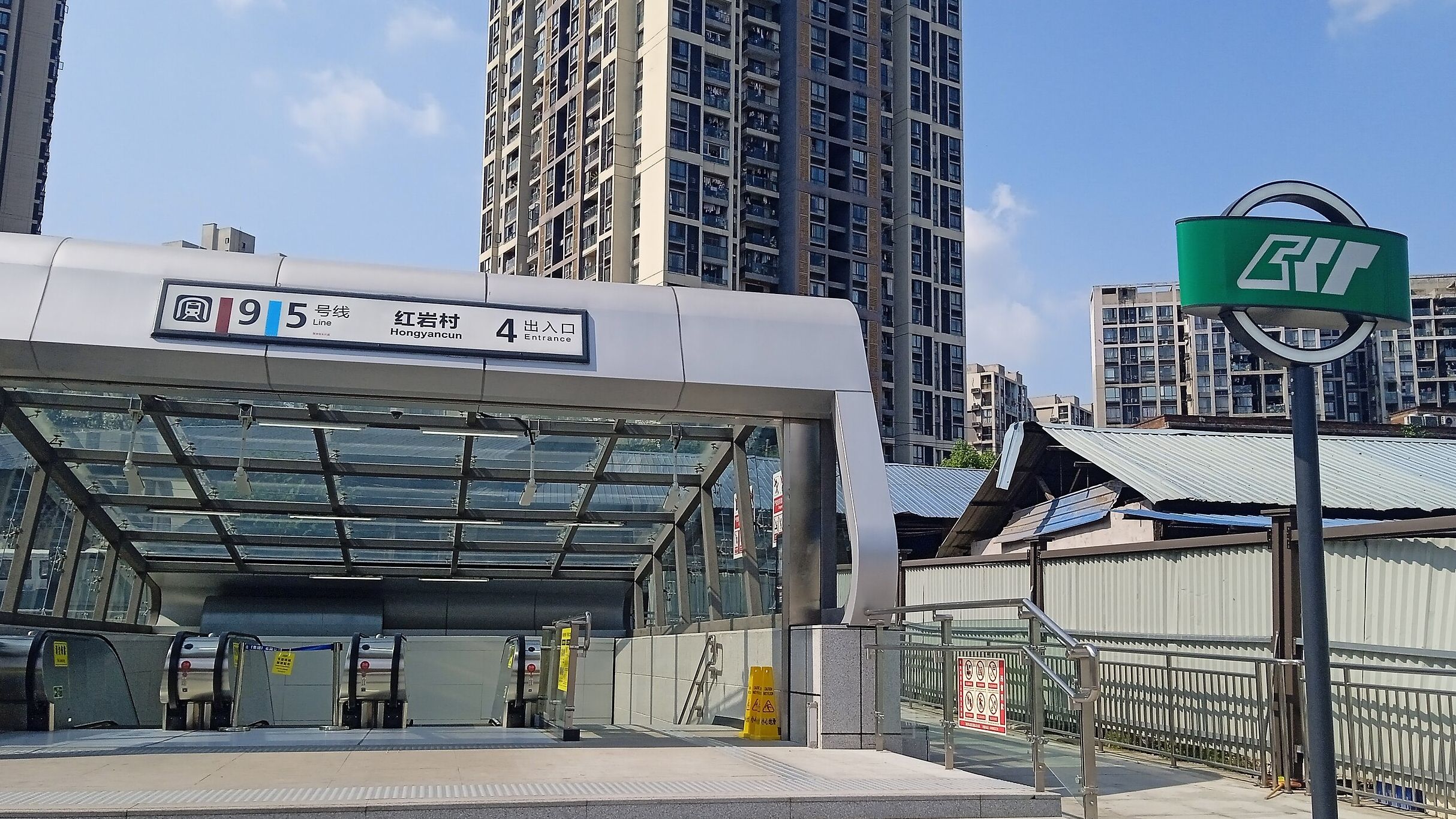 世界で最も深い地下鉄駅を探索してください