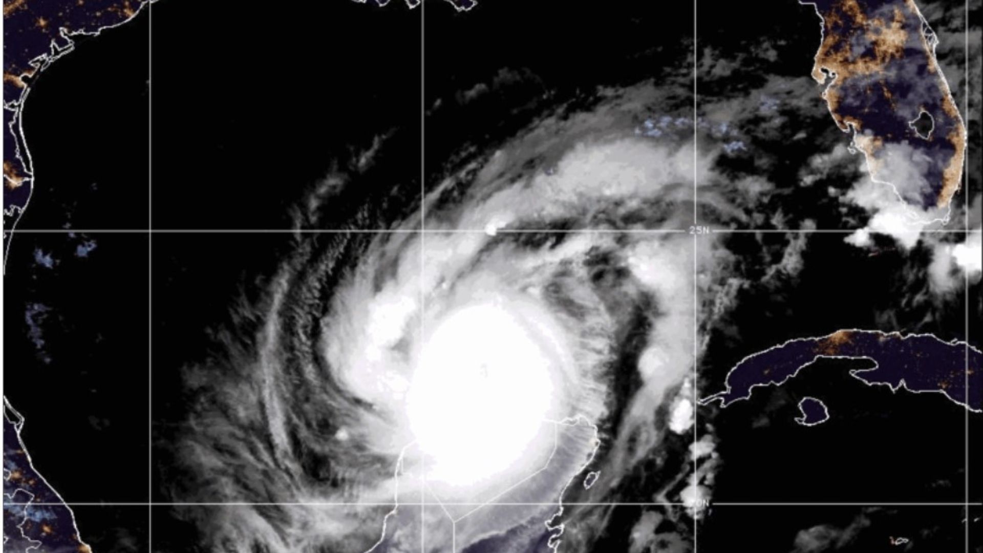 太平洋に対するハリケーンクリスティの力の映像はまったく怖いです