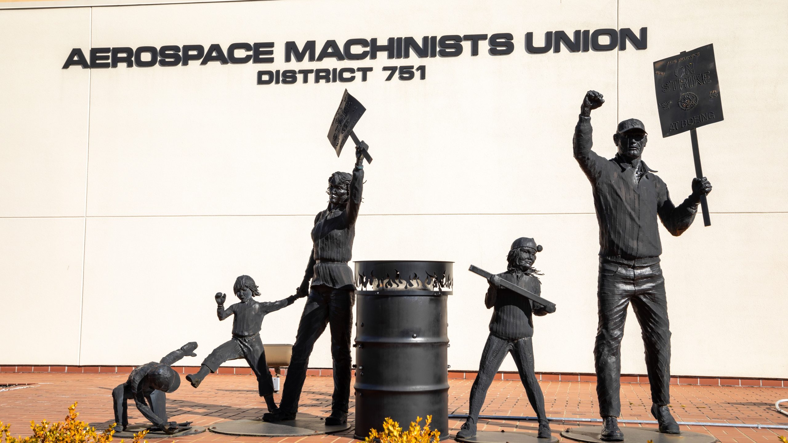 ボーイングマシニストユニオンは38％の給与引き上げオファーを支持しています：ストライキは月曜日の投票で終了する可能性があります