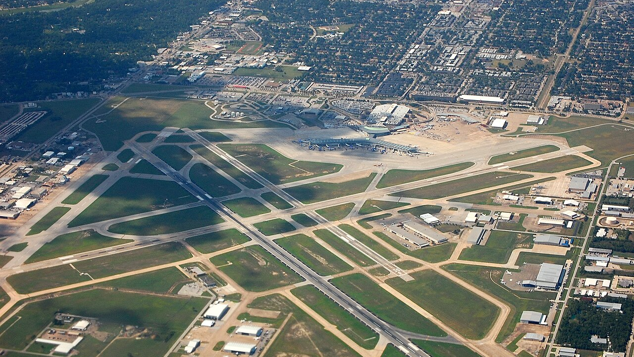 ヒューストンホビーエアポートは、数ヶ月にわたる改善プロジェクトの後、滑走路を再開します