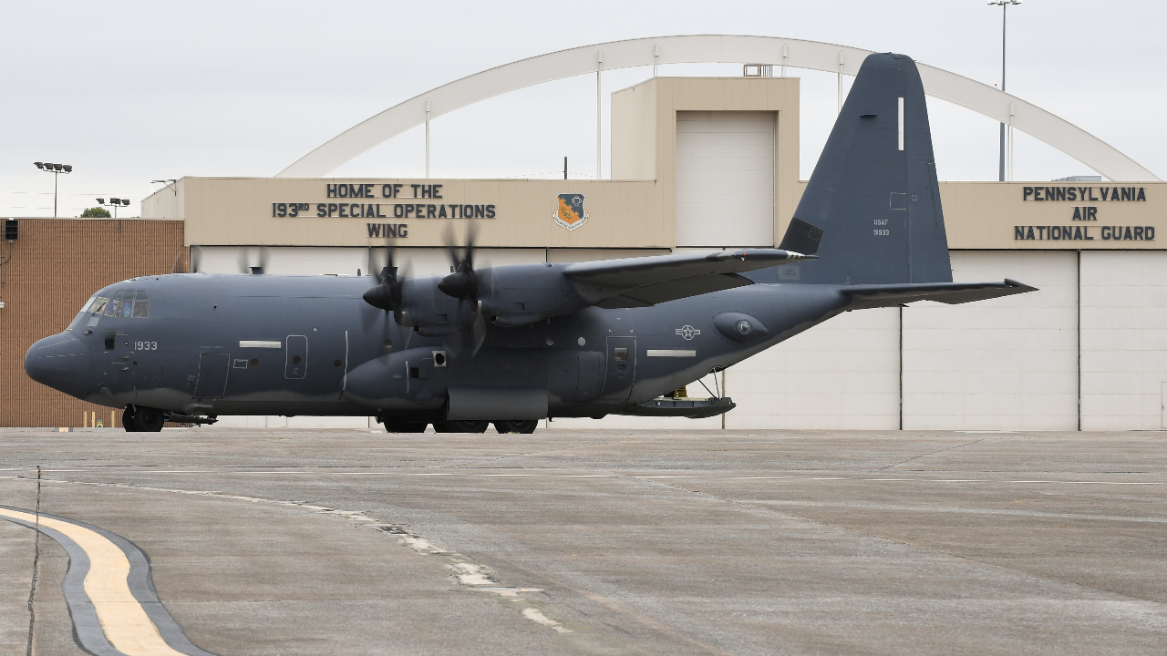 最後の2 USAF 193rd Special OperationsWingEC-130JSが最終飛行を行う