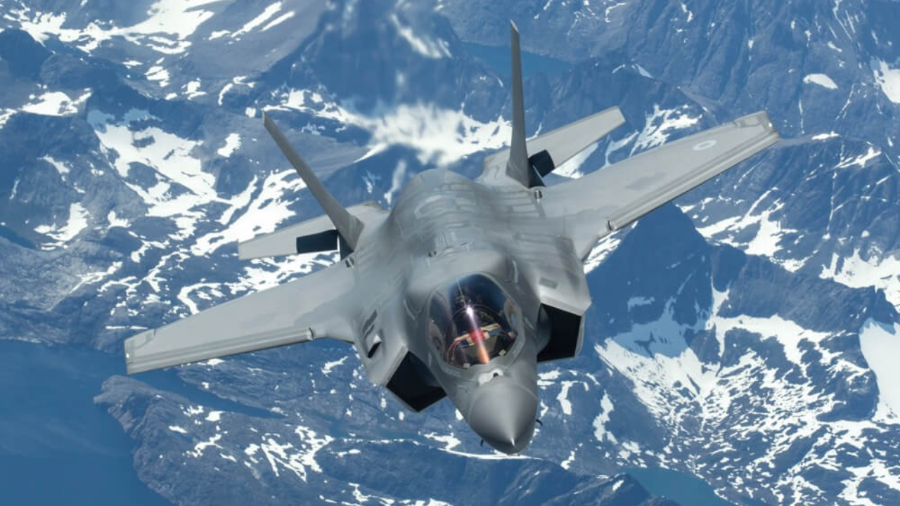 RAF F-35 LightningStealth Fighterには、36xの合法的な高さを飛行するドローンがあり、ミスが近い