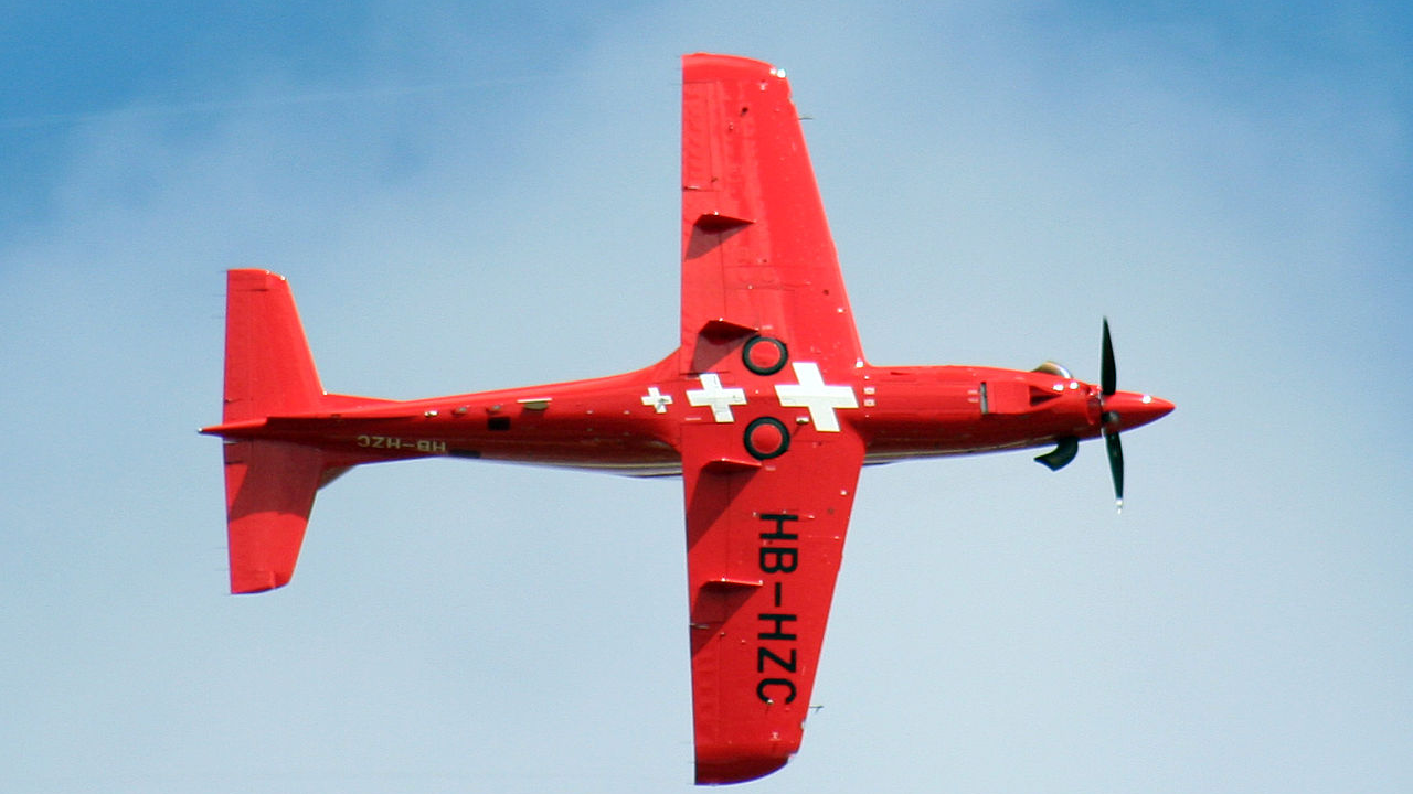 Pilatus PC-21トレーナーを運営する空軍は何ですか？