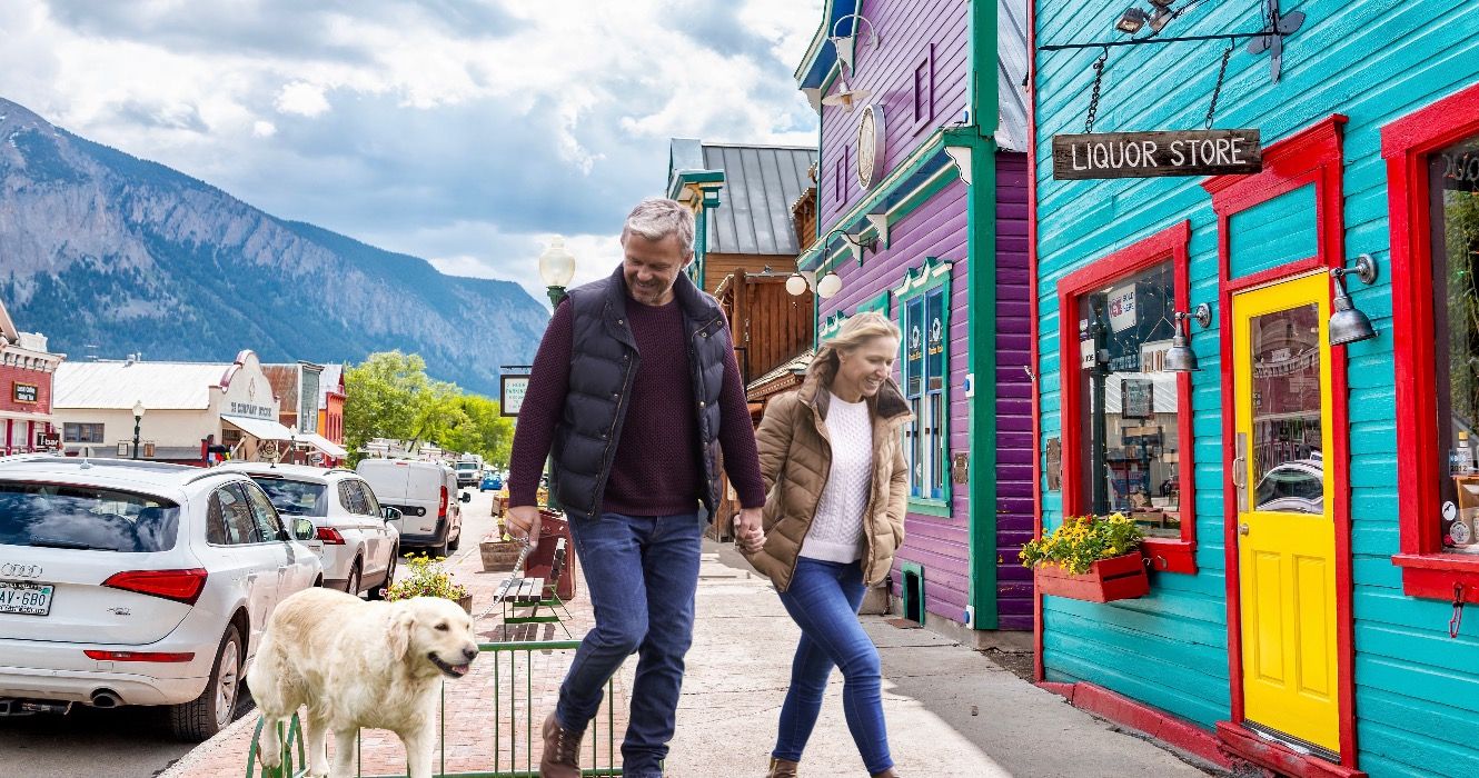 これらの7つの山の町を眺めながら引退してください