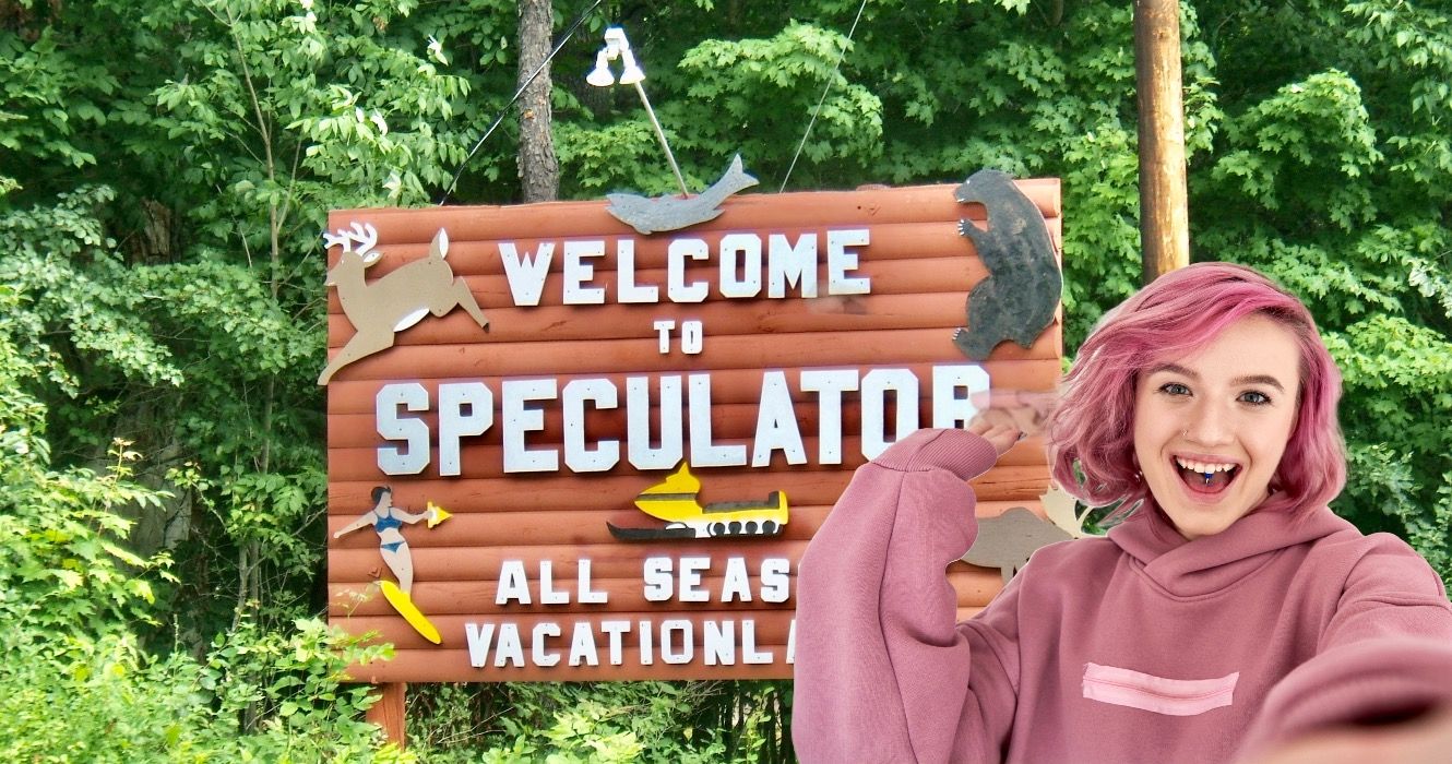 この風光明媚な小さなニューヨークの村で山が湖sideに出会う