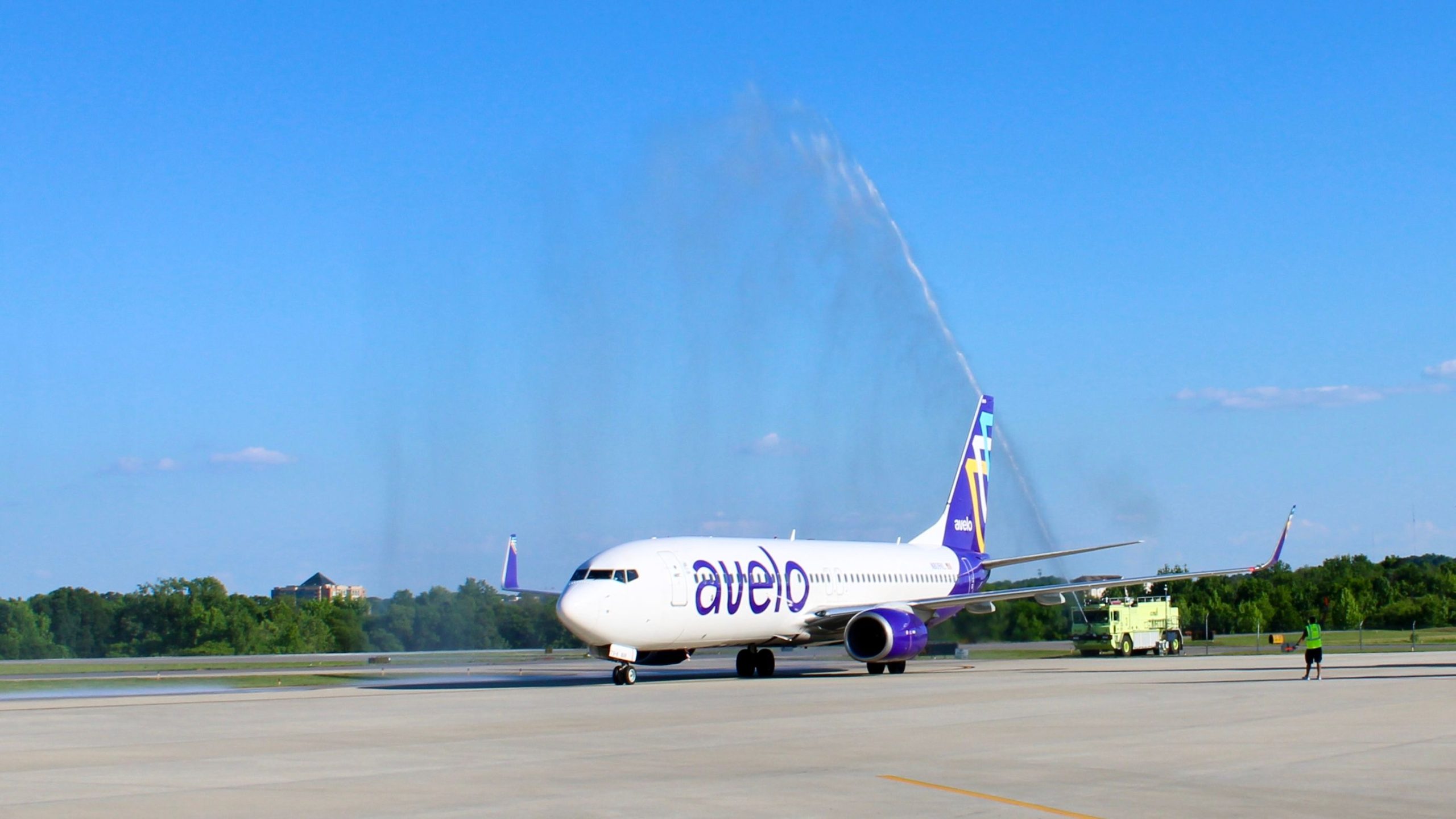 アベロはノースカロライナ州で最も愛国心が強い空港であるコンコードパジェットに到着します