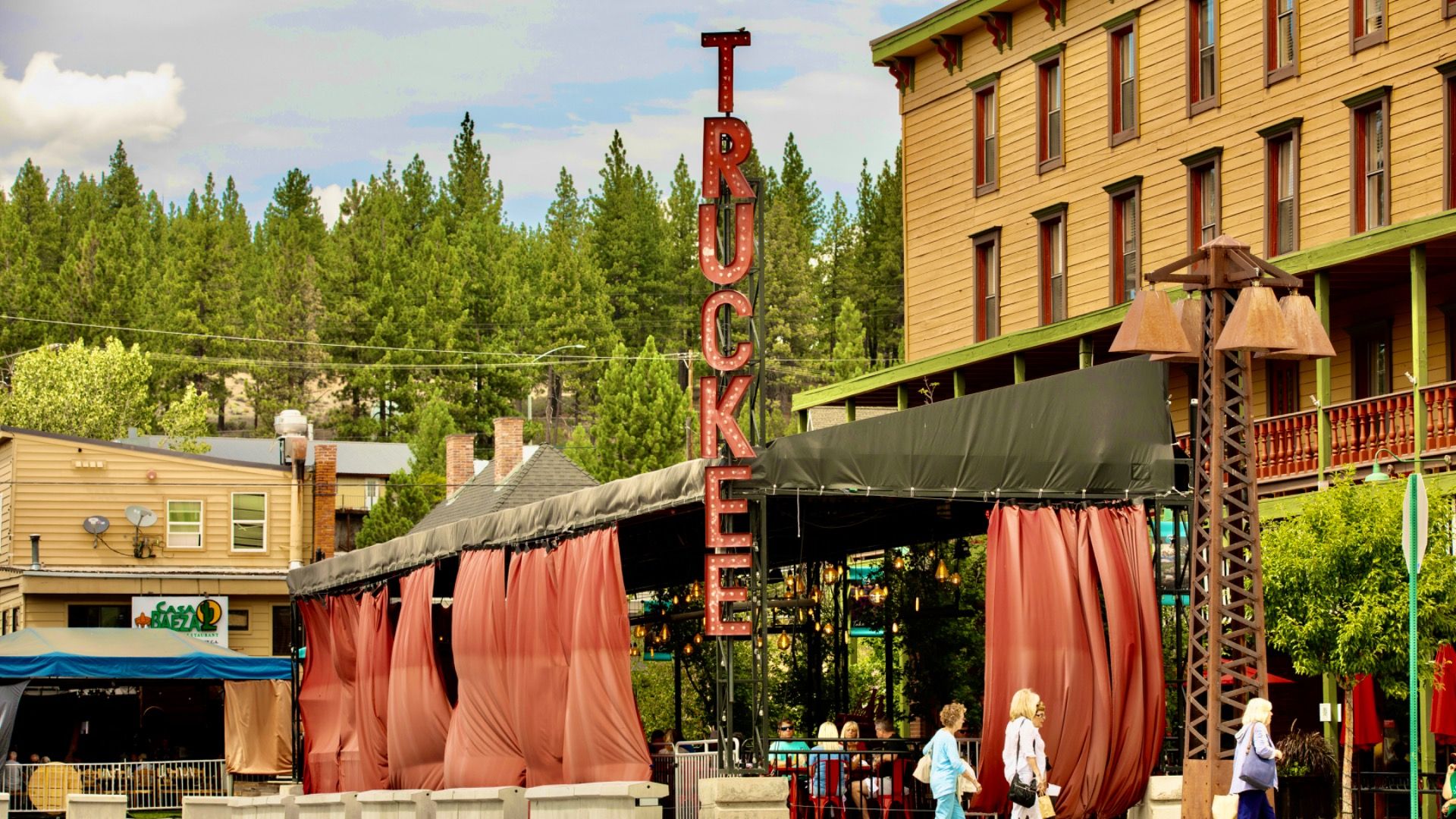 2024年の夏休みのためにシエラネバダスで最もクールな町