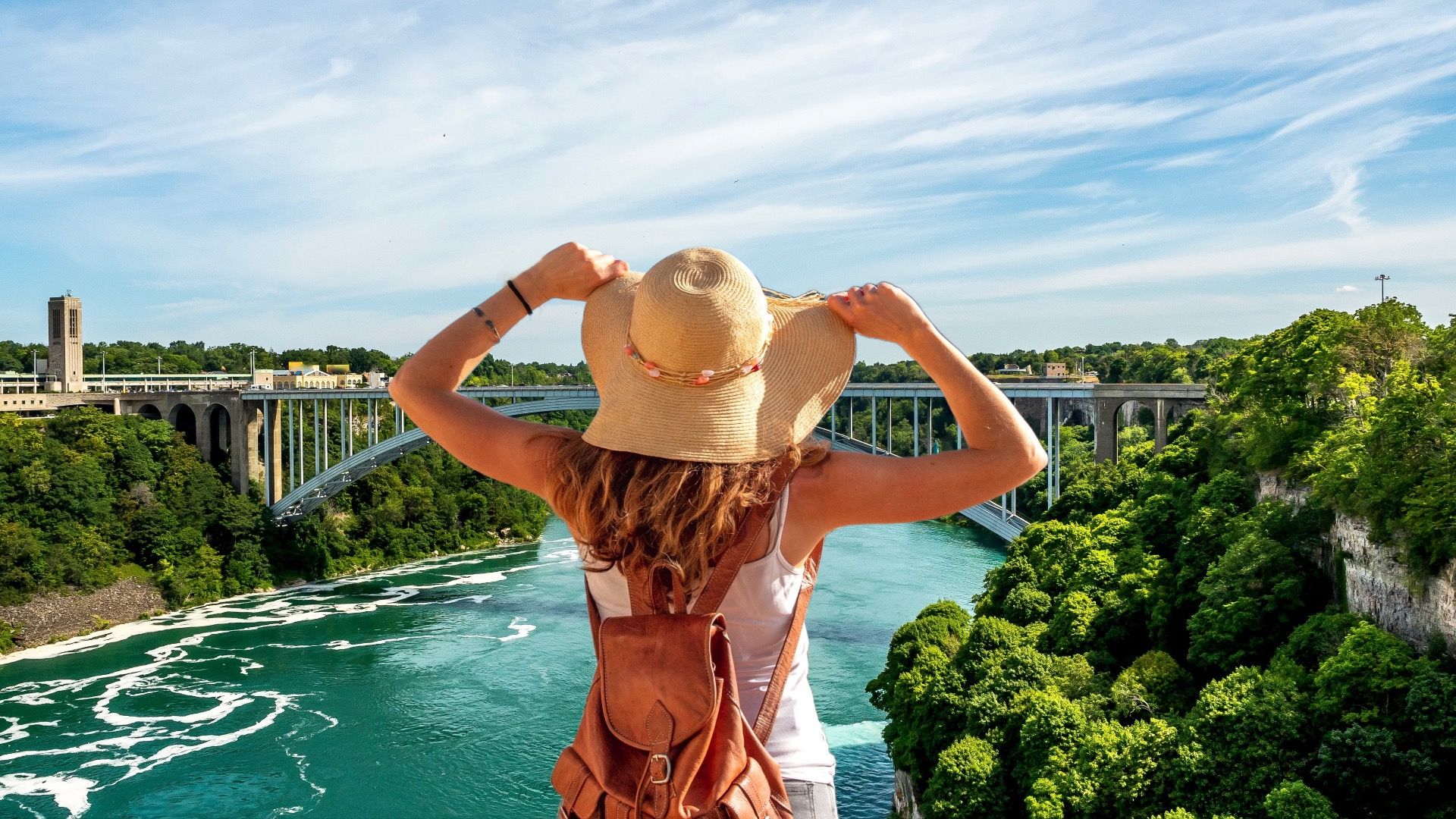 ナイアガラの滝でカナダから米国まで歩くのはどんな感じか