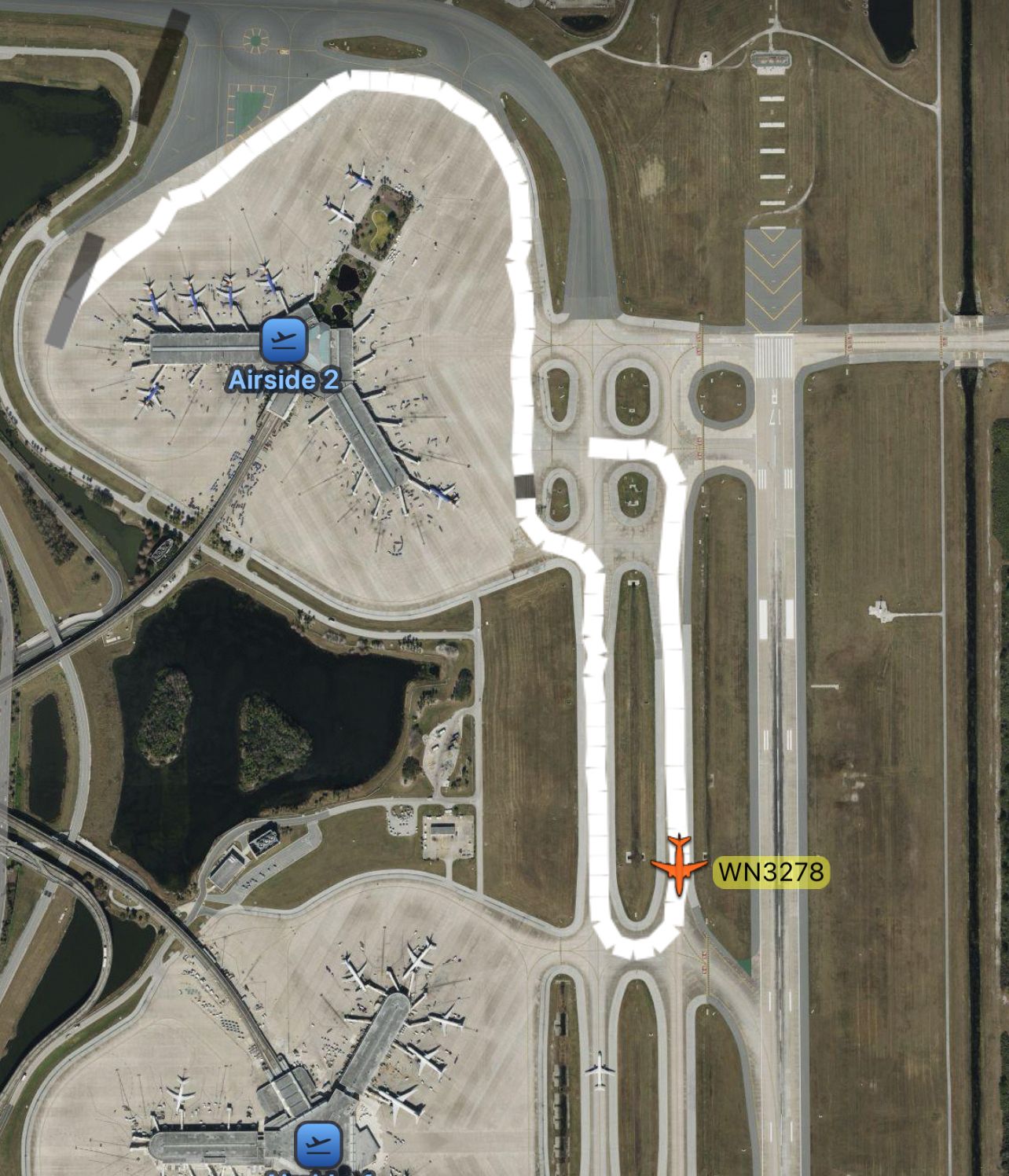 サウスウェスト航空ボーイング737-800はオーランドのタクシーウェイからほぼ離陸します