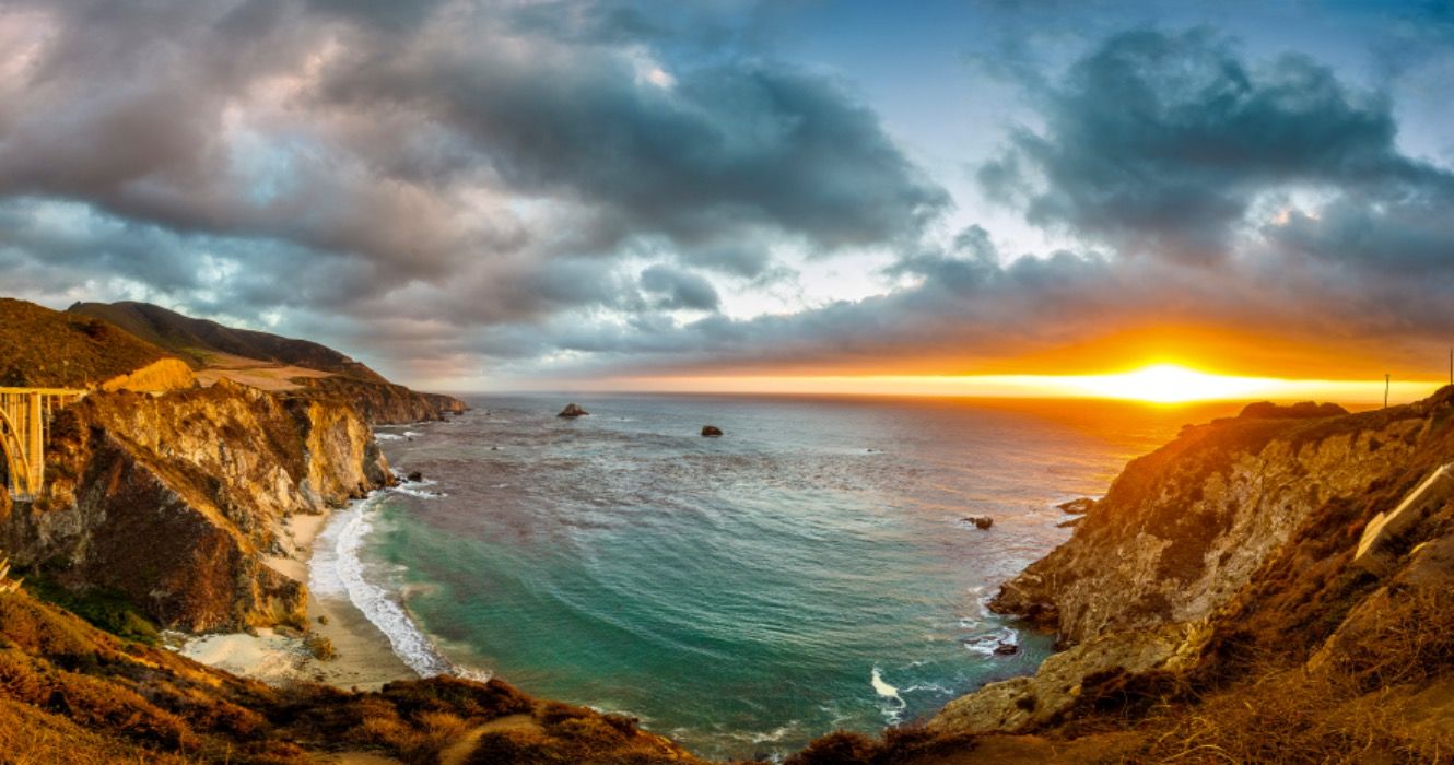 群衆が少ないビーチの日のために、この過小評価されているカリフォルニアの沿岸の町を訪れてください